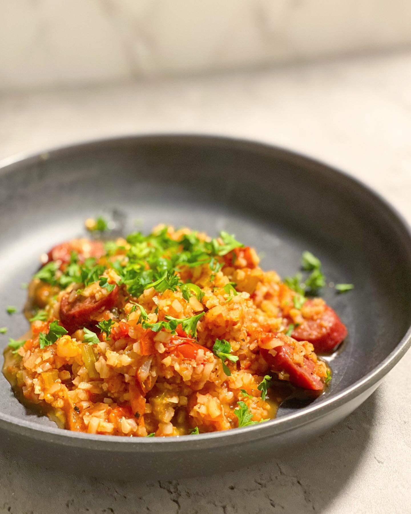 WHOLE30/PALEO JAMBALAYA ✨ So much flavor and the perfect weeknight meal. This is made with cauliflower rice, making it low carb too! Recipe below ⬇️⬇️⬇️
&bull;
1 pound compliant andouille sausage
1 1/2 tablespoons olive oil or avocado oil
4 cloves ga