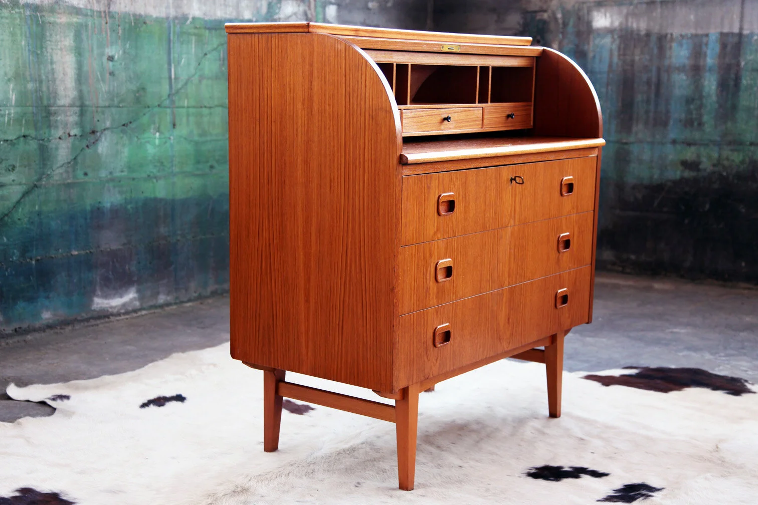 Swedish_Mid_Century_Egon_Ostergaard_teak_locking_rolltop_secretary_desk_cabinet_with_Key3.JPG