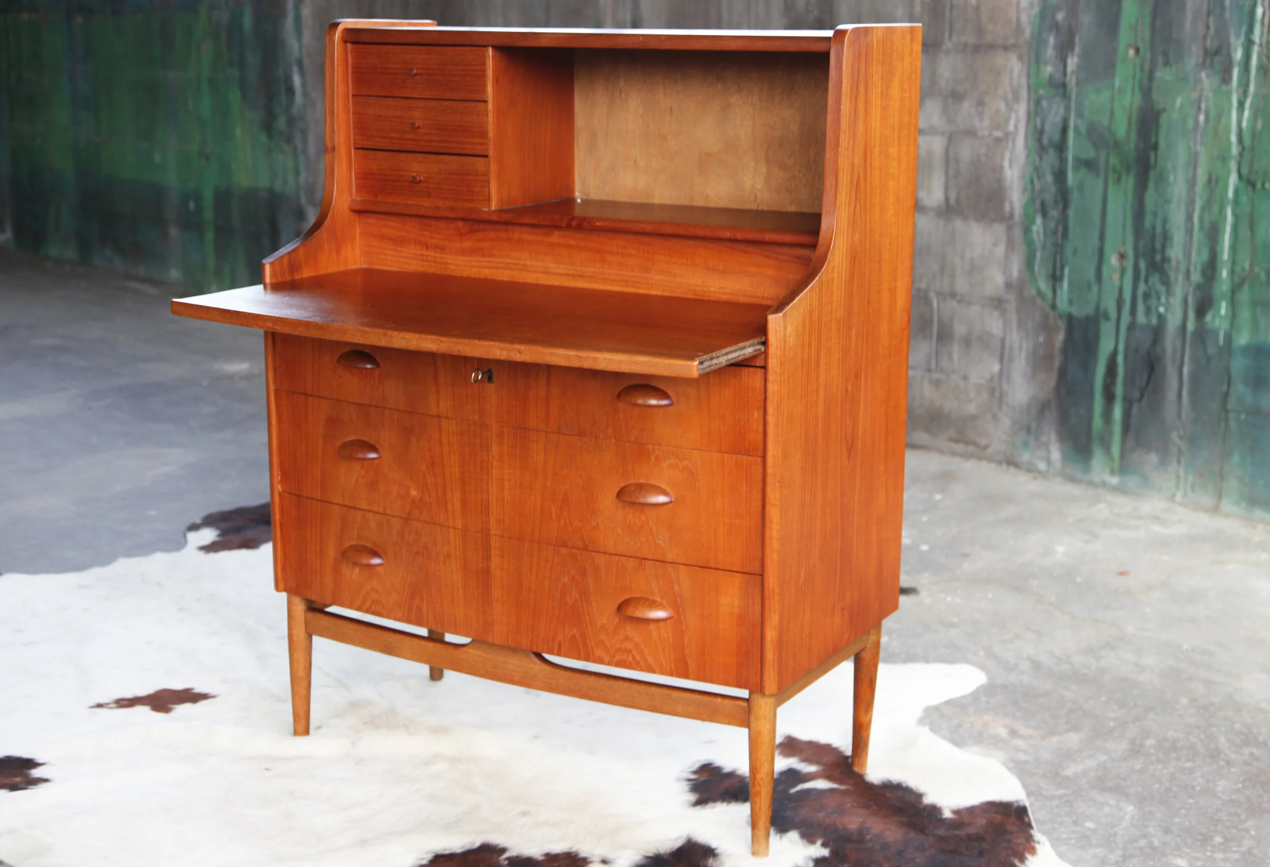 Mid_Century_Danish_Teak_Secretary_pull_out_desk_with_Key3.JPG
