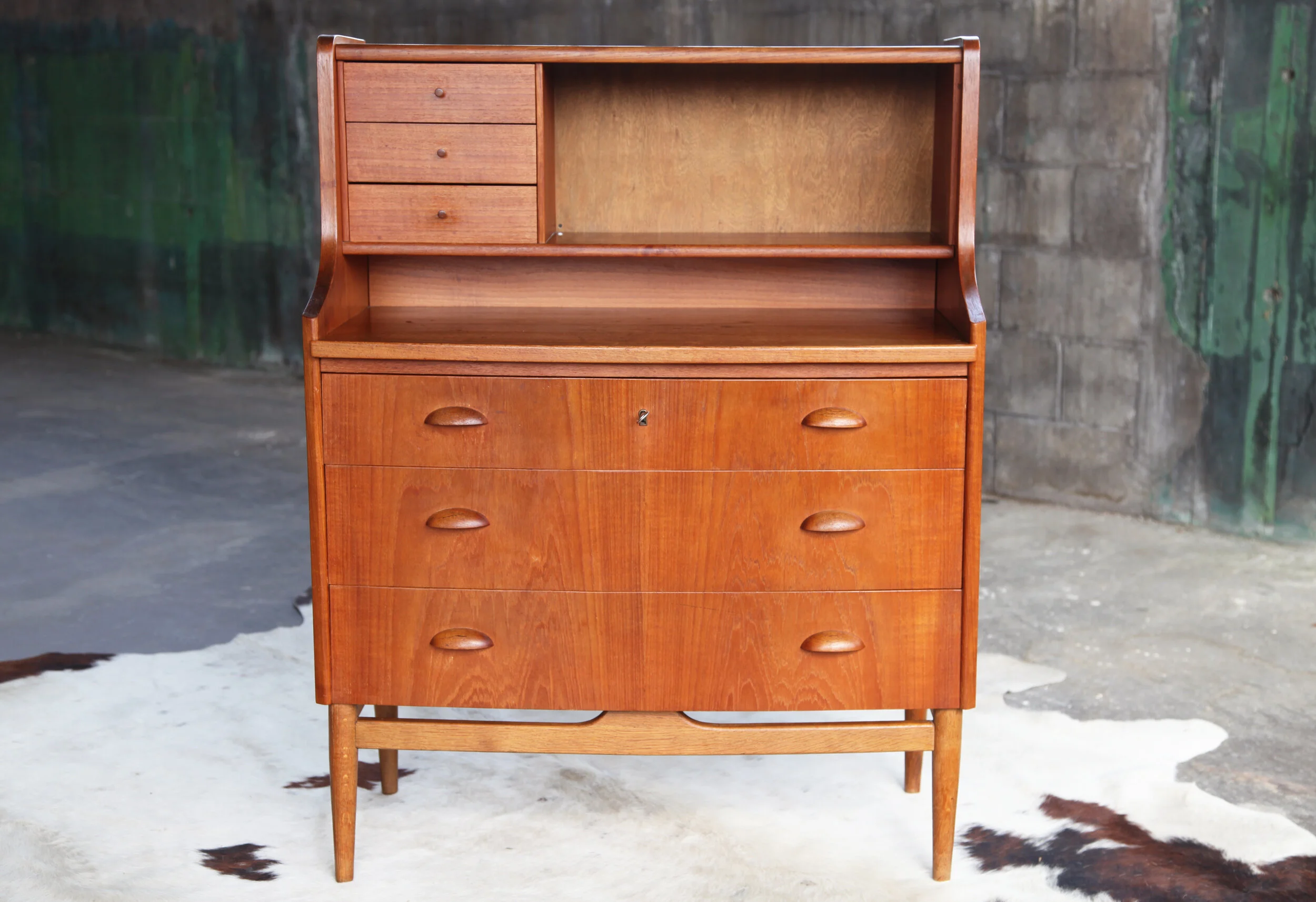 Mid_Century_Danish_Teak_Secretary_pull_out_desk_with_Key.JPG