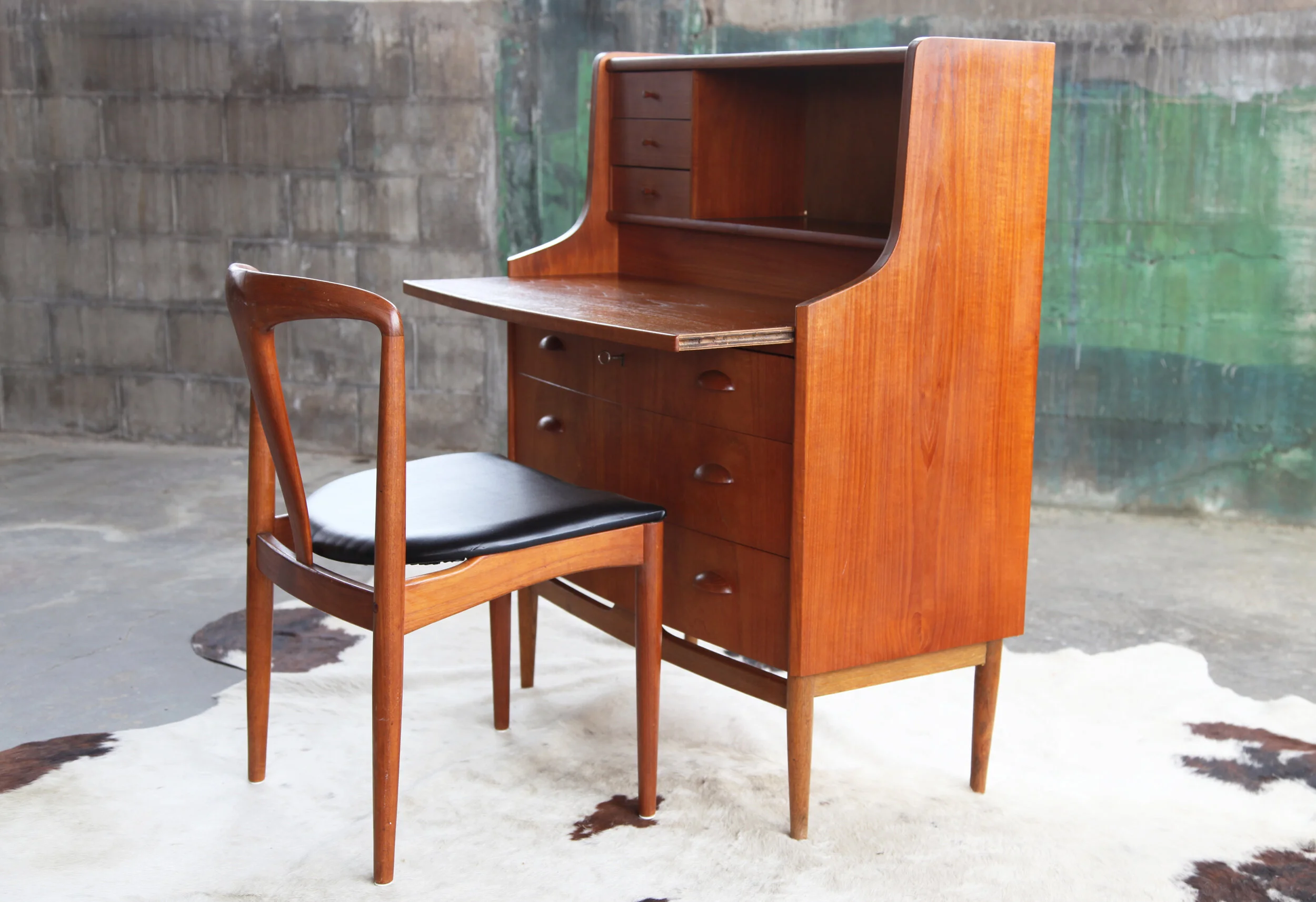 Mid_Century_Danish_Teak_Secretary_pull_out_desk_with_Key4.JPG
