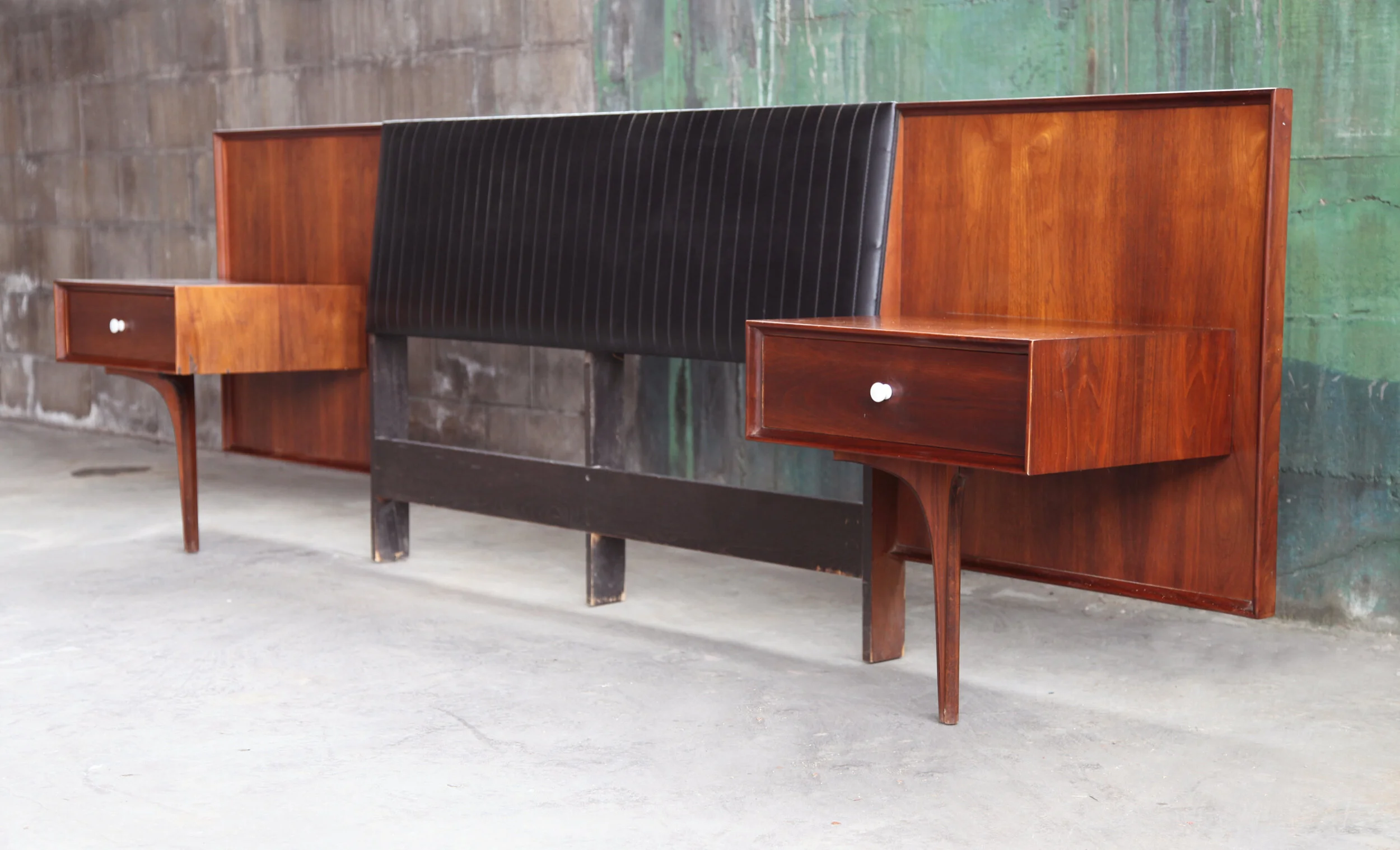 1960s_Glenn_of_CA_Robert_Baron_aka_Craig_Nealy_headboard_and_Pair_nightstands2.JPG