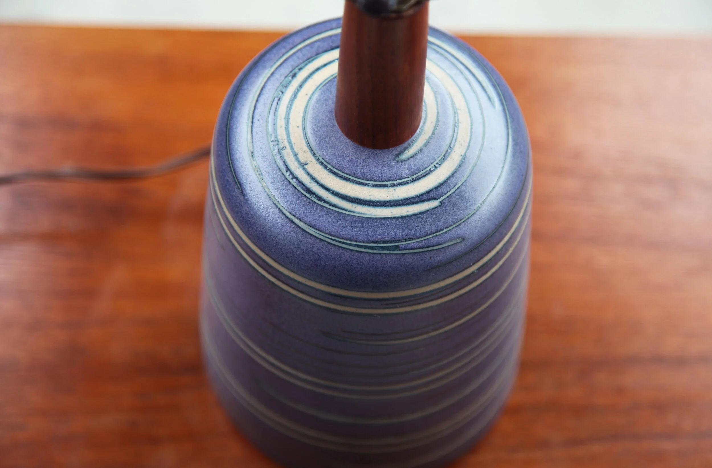Blue_Martz_Marshall_Studios_Mid_Century_handmade_and_signed_Ceramic_Pottery_lamp_with_original_Walnut_Finial3.JPG