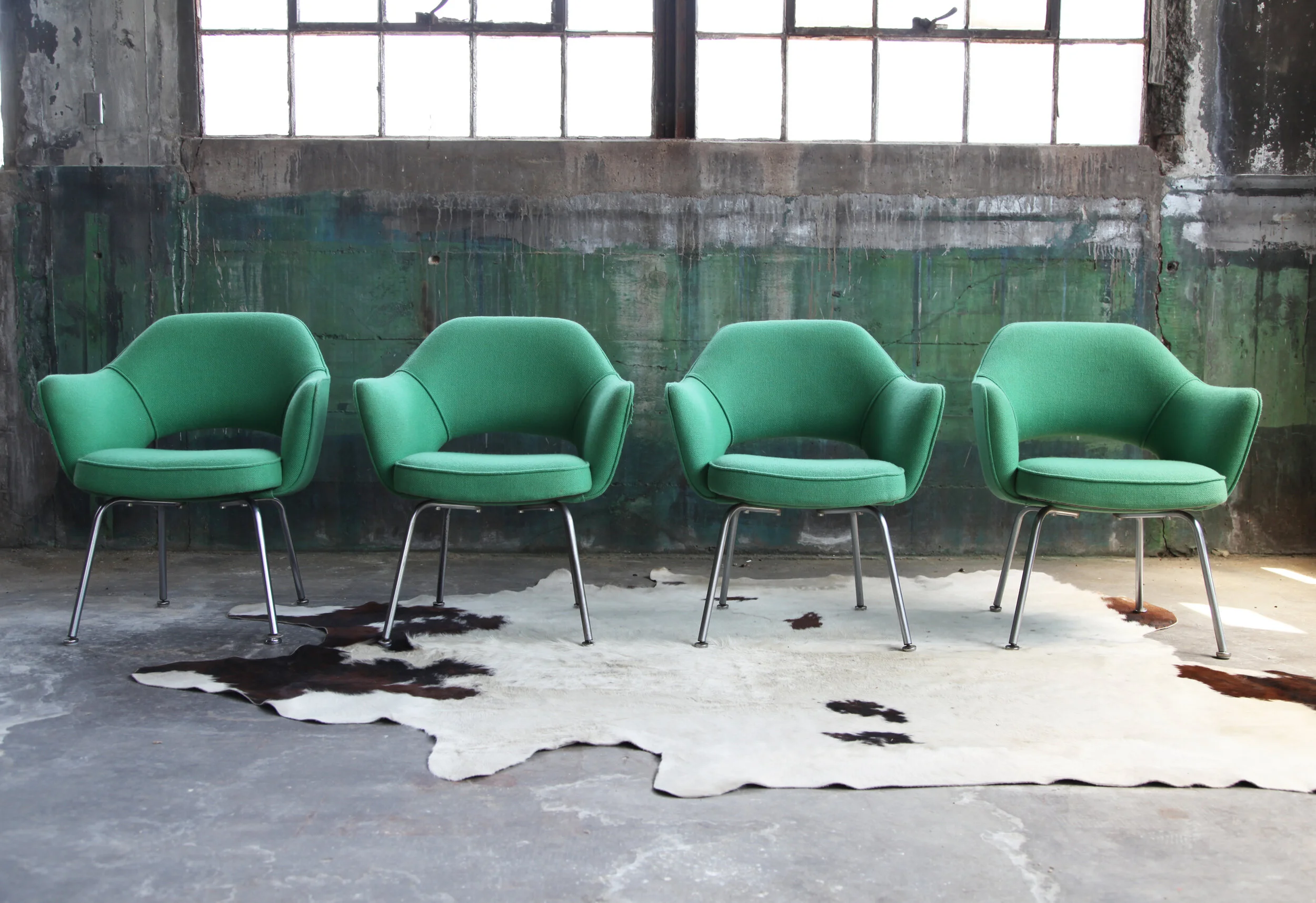 Original_Mid_Century_Set_of_4_Eero_Saarinen_Executive_Arm_Chairs_for_Knoll_International_in_Green_Wool_Upholstery_with_a_Steel_Chrome_Finish2.JPG