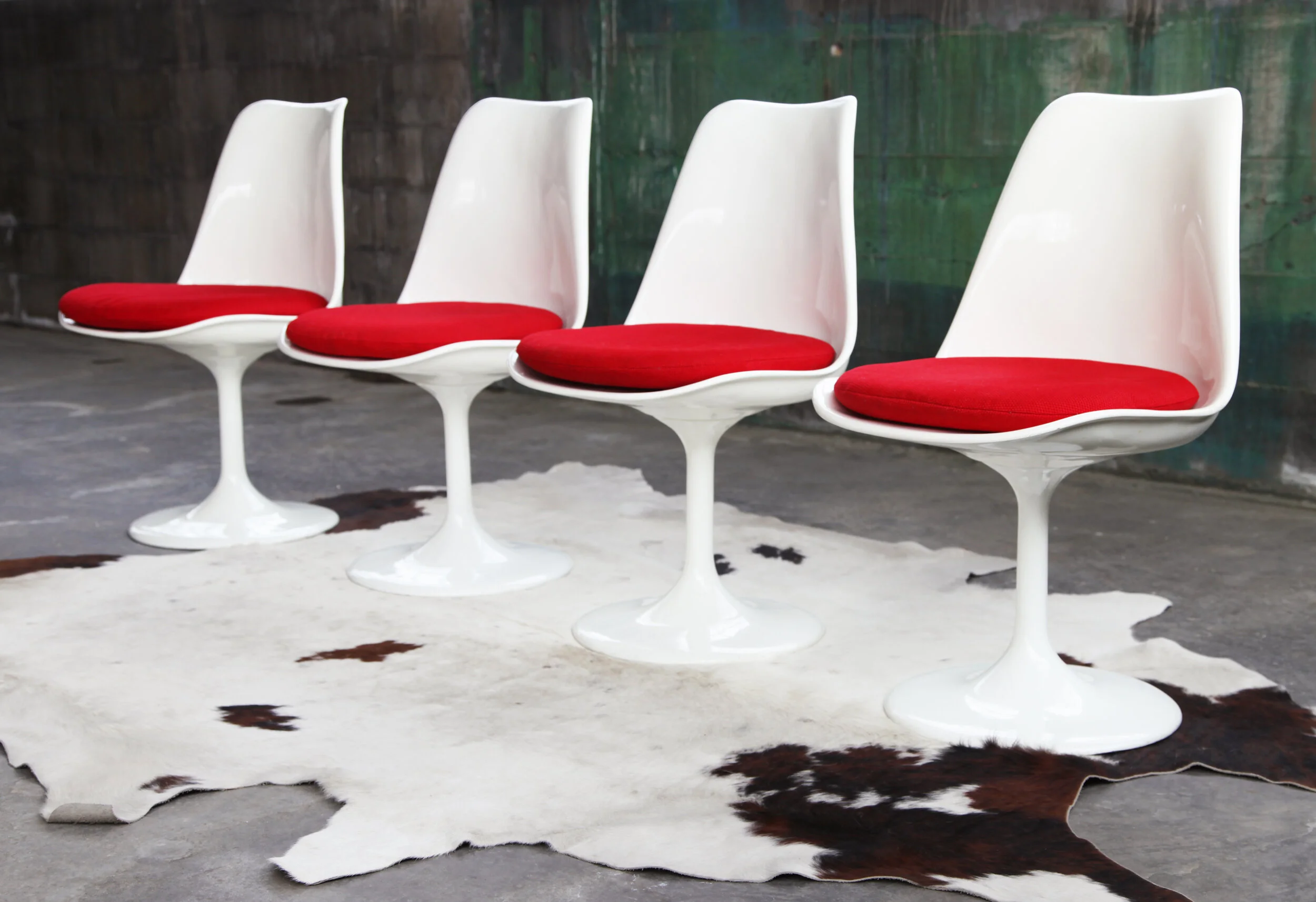 Set_of_4_Mid_Century_Modern_Eero_Saarinen_for_Knoll_Vintage_Swivel_Tulip Chairs.JPG