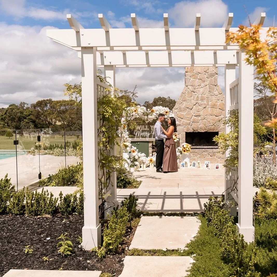 Picture perfect at @oakstone_estate &hellip; with a little sunflower magic. 🌻💍