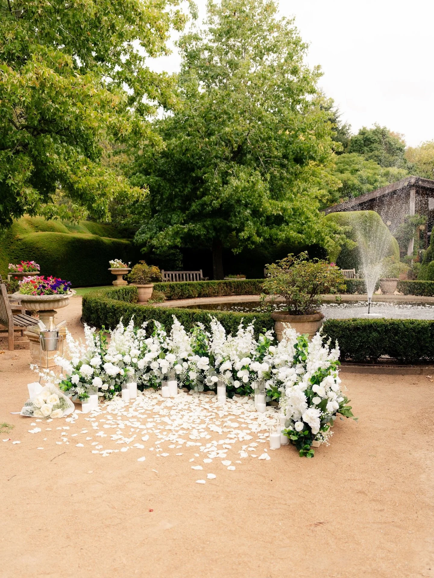 We&rsquo;re low-key obsessed with our new floral halo 🤍❤️
Available in red + white in Melbourne, and white in Sydney.