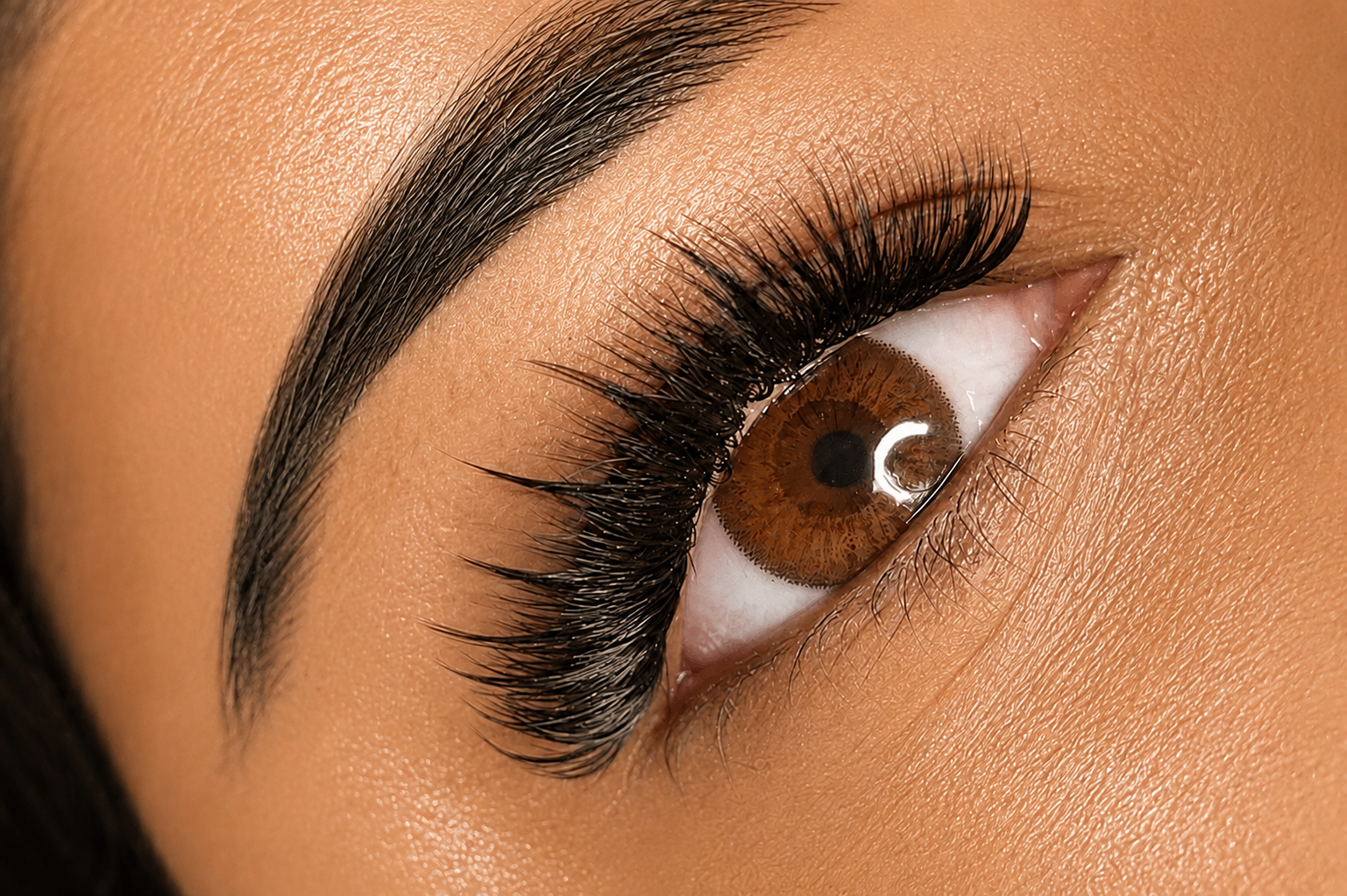 Mega volume lashes by Tenderoni Lashes located in Los Angeles.