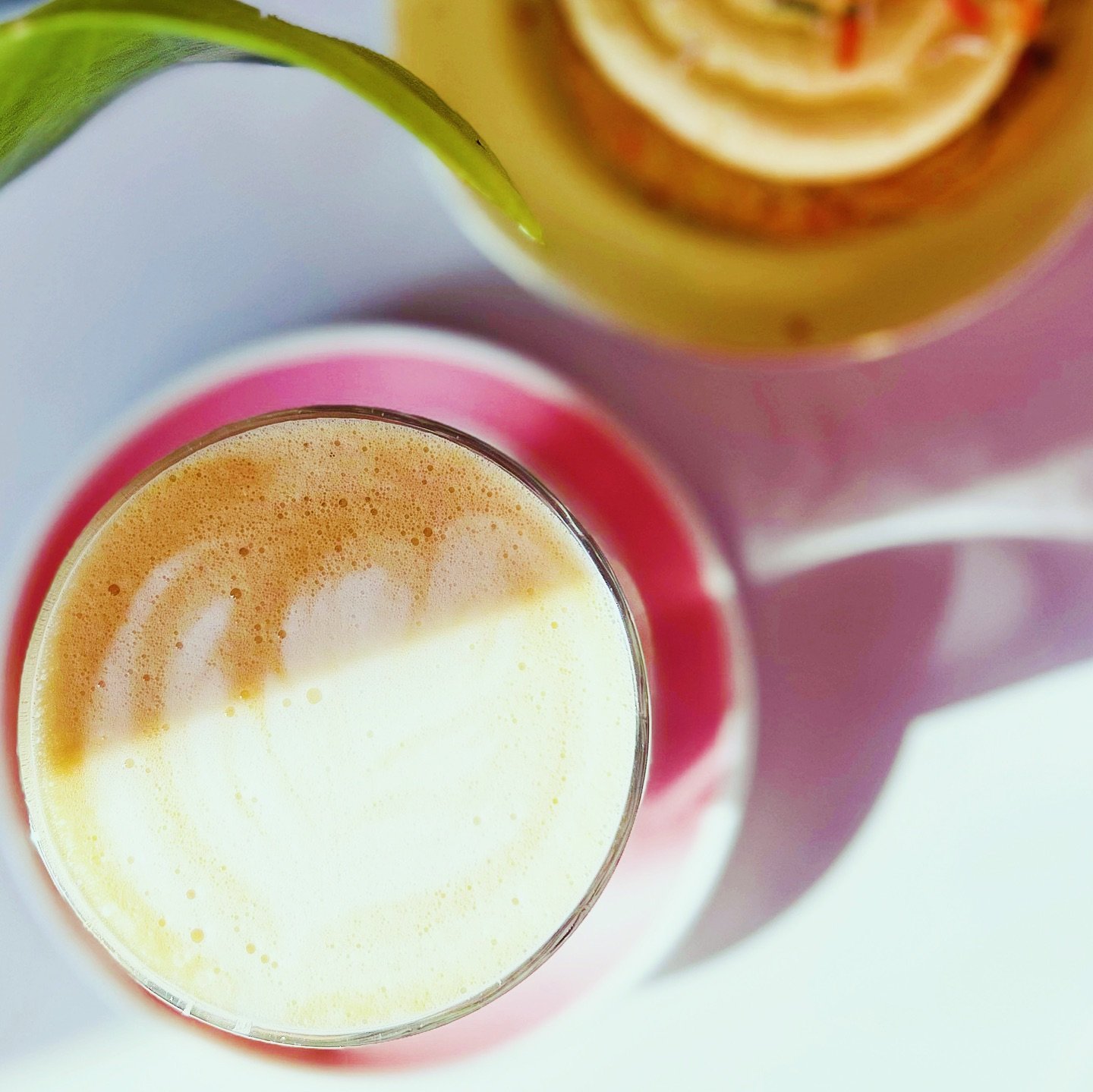 Monday Moments! 🍪 🌈 🎄 

More cheerful moments from the last week at Freida Mo&rsquo;s! Swipe 👈 to see what we&rsquo;ve been up to! ✨ 👀 

💜 1. The perfect combo 🤤 Winter sunlight peeking through our cosy window seat, the perfect latte + b&rdquo