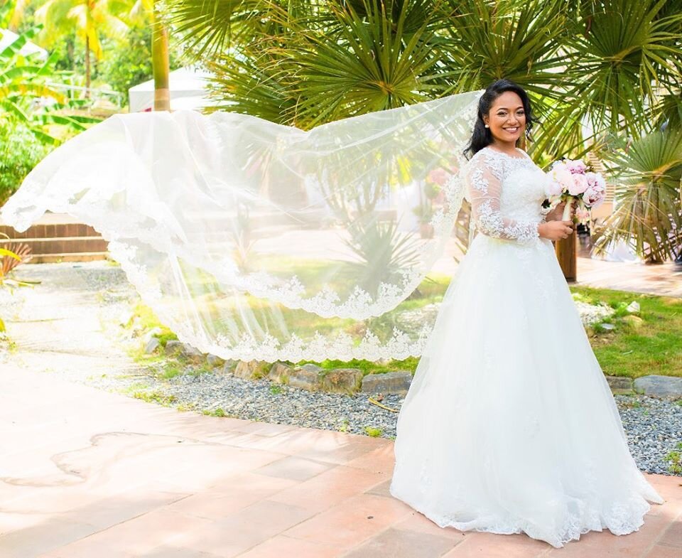 How & Where to Buy an Off-The-Rack Wedding Dress