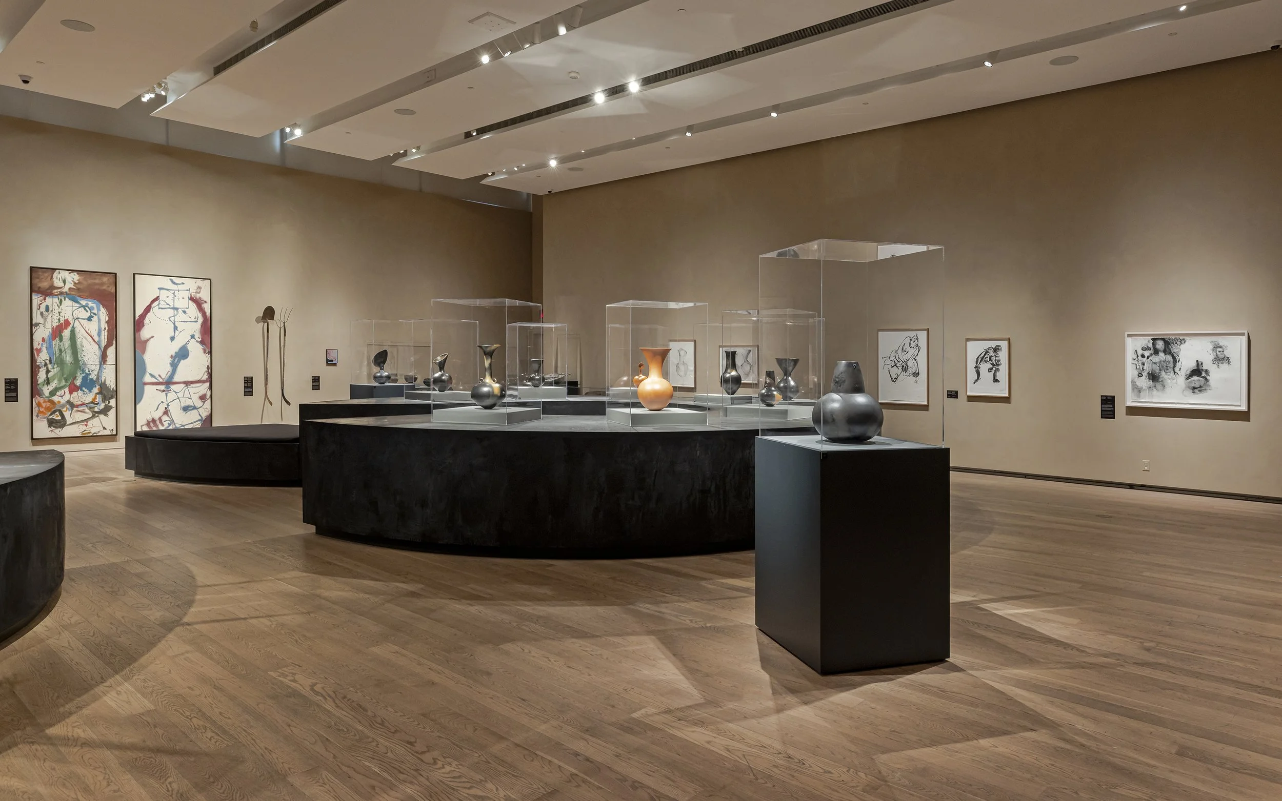 Circular and standing plinths as part of Magdalene Odundo Exhibition designed by SOCA. Photography credits to Toni Hakenscheid