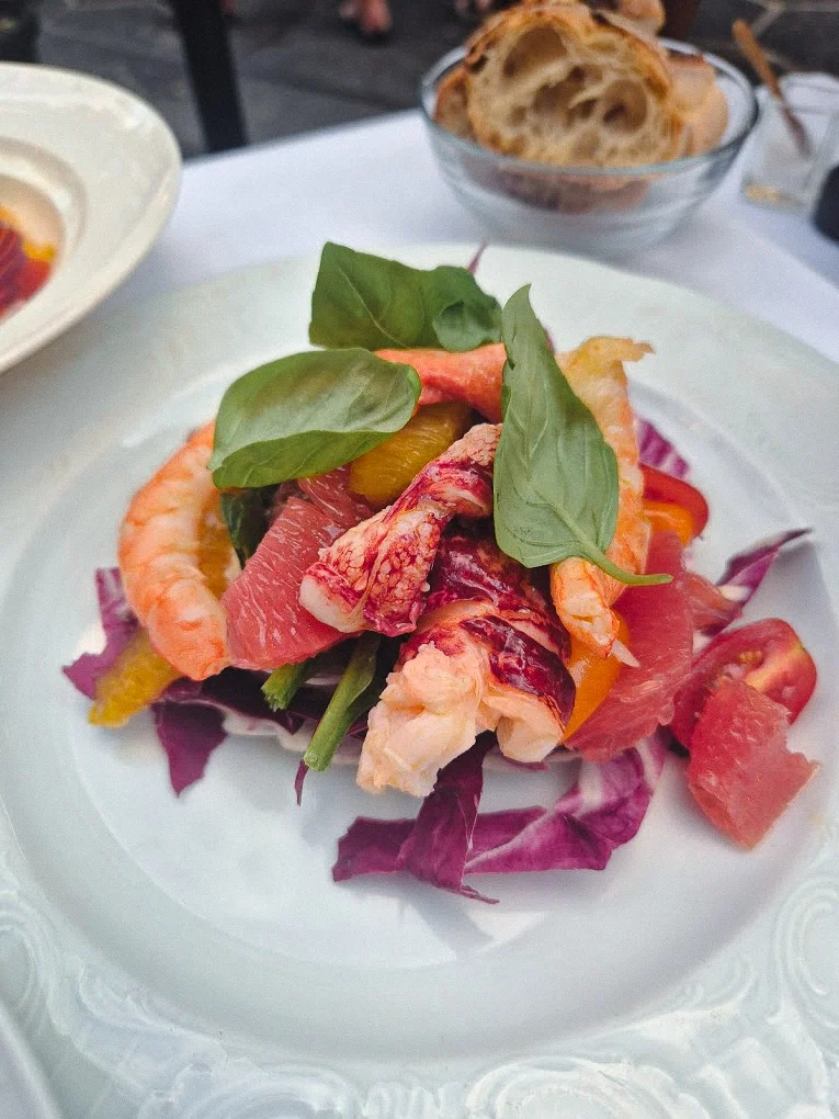 franchin-nice-salade-homard-crevettes-agrumes-restaurant.webp