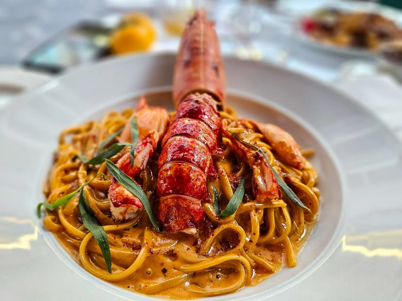 franchin-nice-homard-bleu-linguine-bisque-cremeuse-restaurant.webp