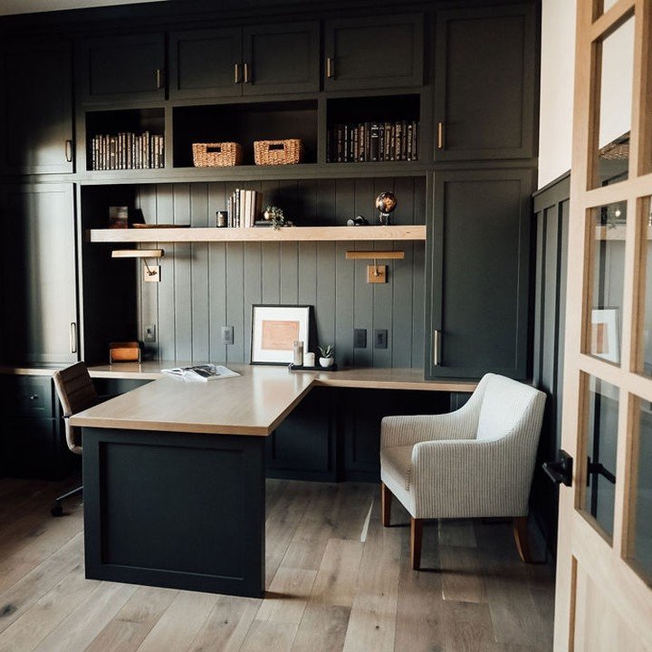 It's Friday and what better way to celebrate the end of the work week than with this showstopper of an office?!? There isn't a single detail here that I don't love, but I think the custom white oak french doors have my heart. ❤️They perfectly frame o
