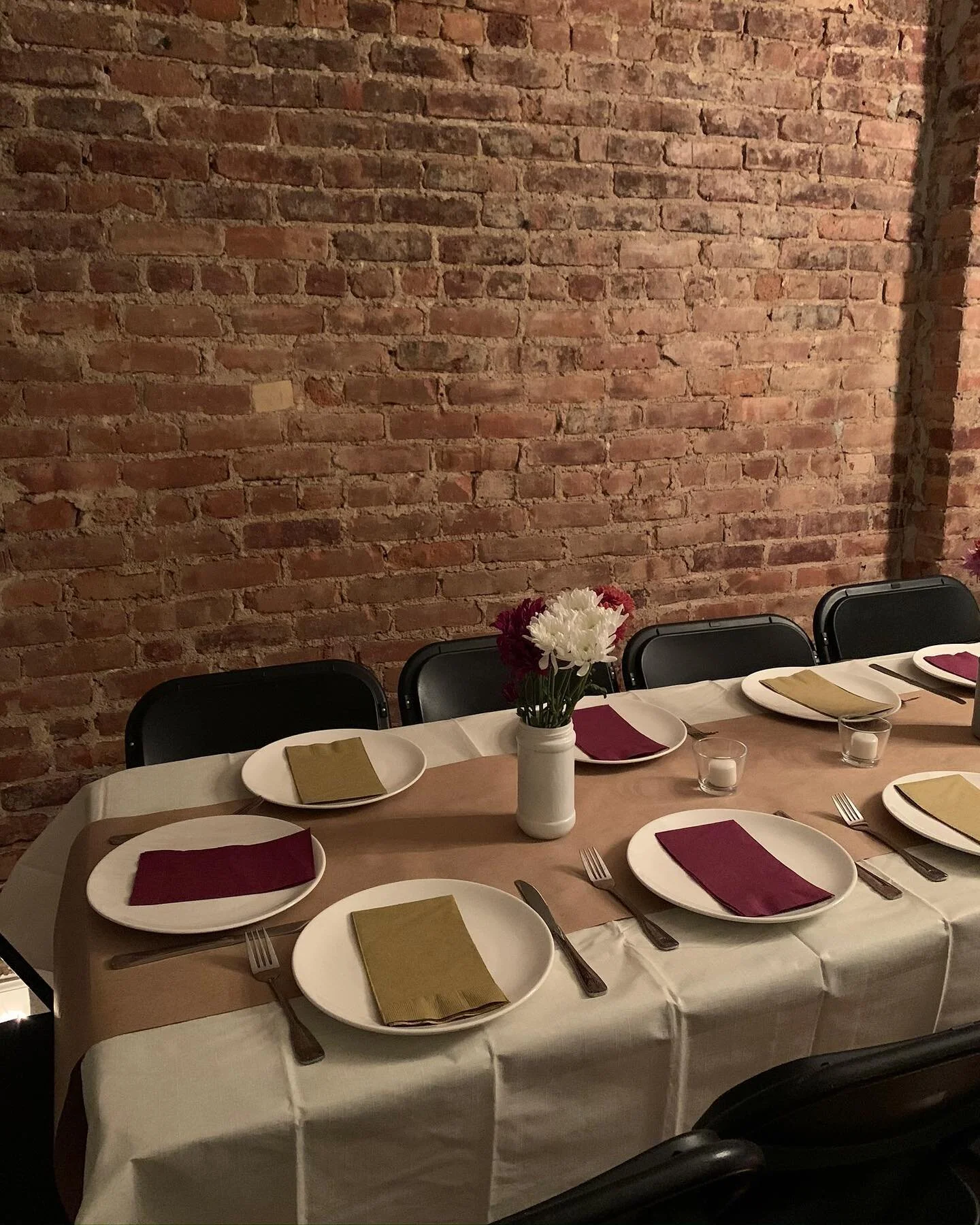 FRIENDSGIVING! 
Such a wonderful time with wonderful people. For #thespread this month we turned the bedroom into a cozy little dining room