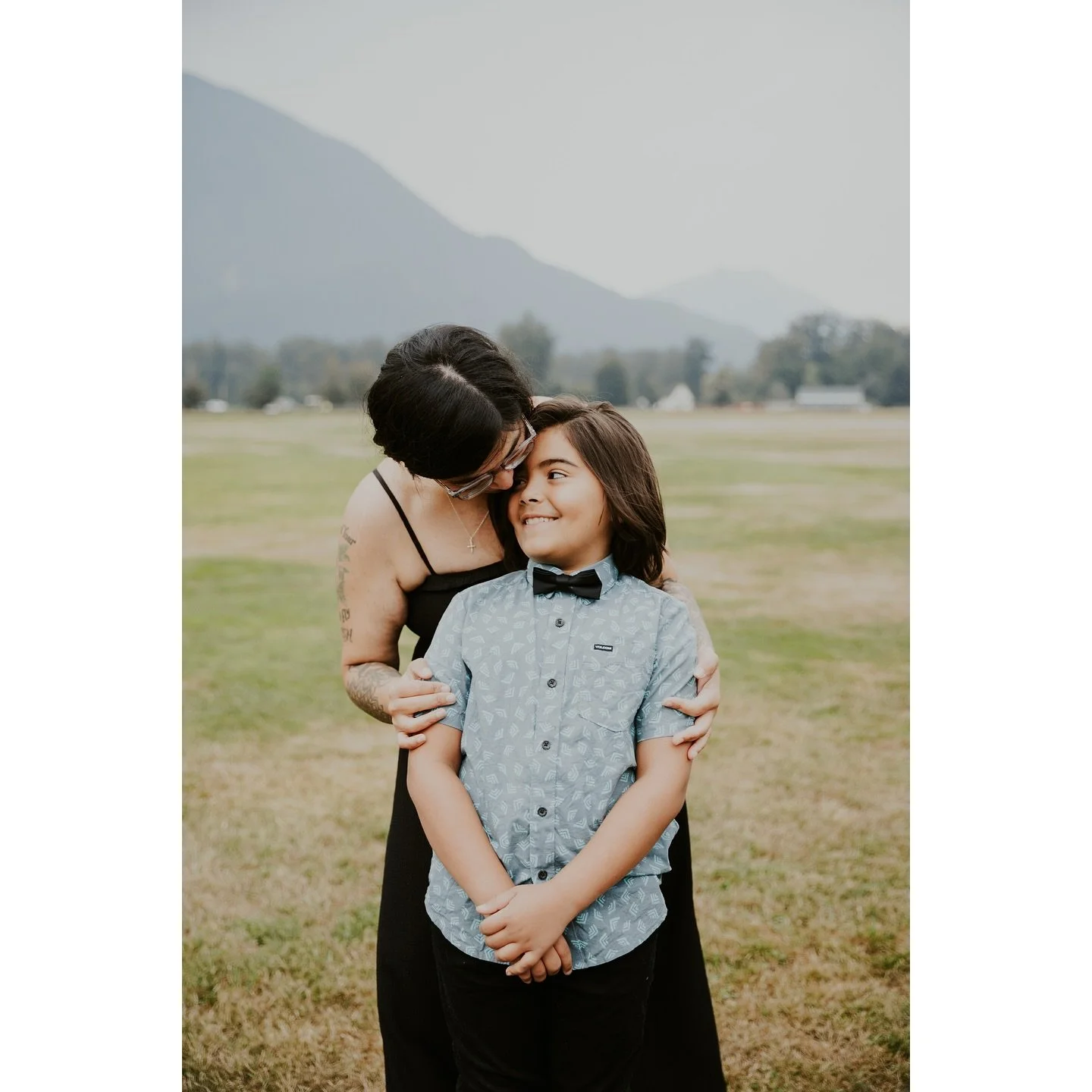 The &ldquo;Pay What You Can&rdquo; minis were such a huge success! I got to meet so many lovely people and Grace and her son (pictured here) were just some of many.

Stay tuned for more looks into the special day 👀
.
.
.
.
.
#seattle #seattlelife #s