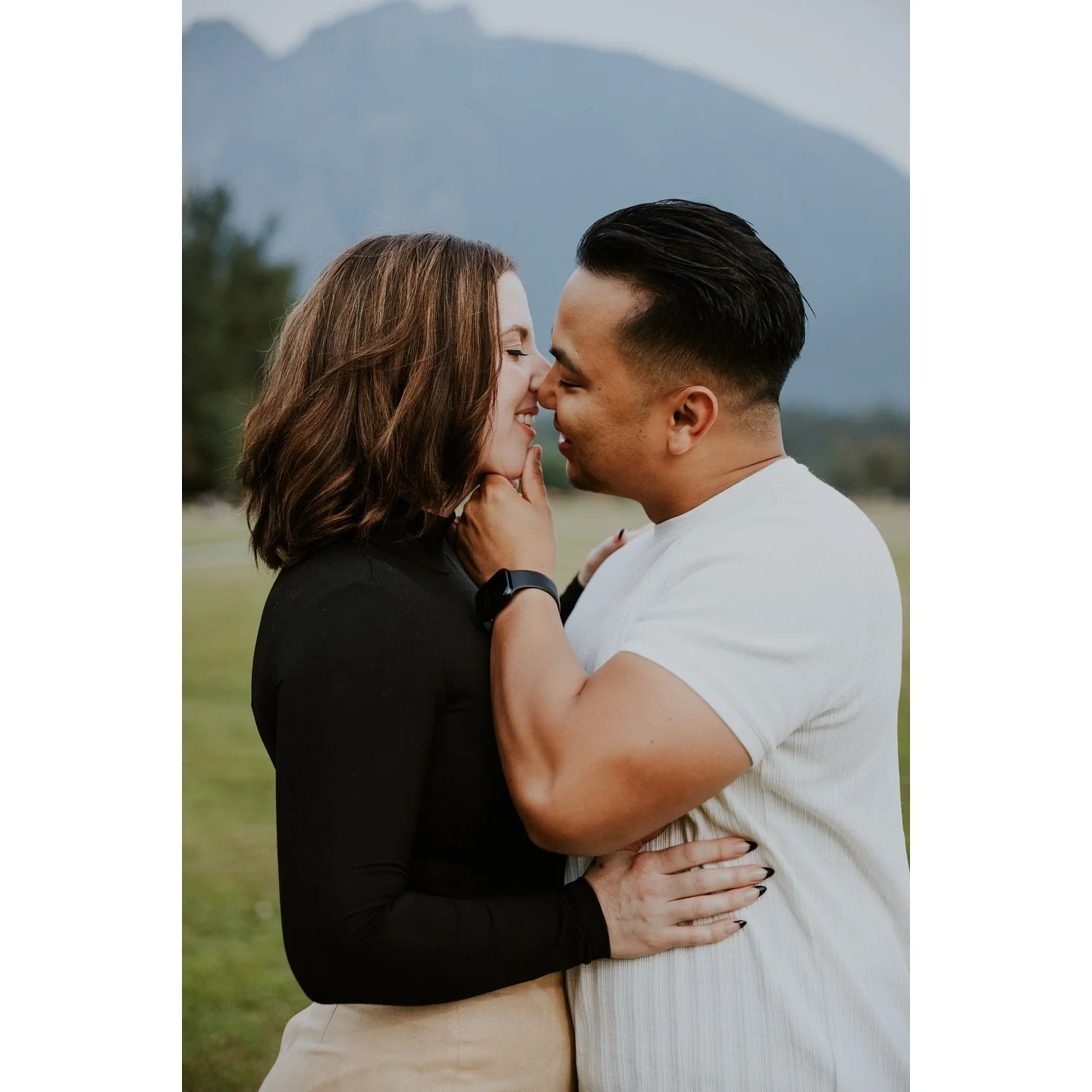 There&rsquo;s something so special about catching people in their own little world. These authentic unplanned moments are part of what makes me love what I do!

Thank you to this beautiful couple for choosing me to capture your love 🥰 
.
.
.
.
.
#se