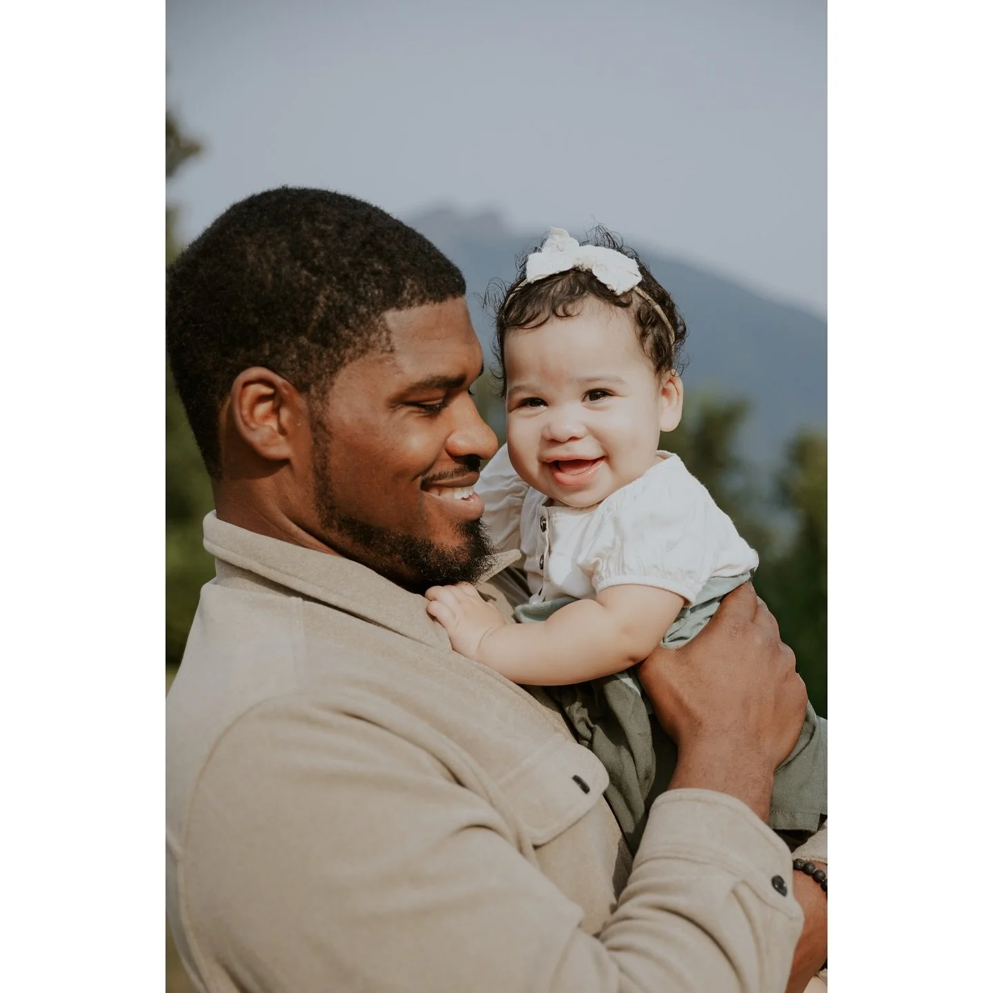 Another beautiful family on a beautiful day. 🥰

I swear all of my clients make my job SO unbelievably easy with how adorable they all are! 
.
.
.
.
.
#seattle #seattlelife #seattleminisessions #seattlephotographer #seattlephotography #woodinville #w