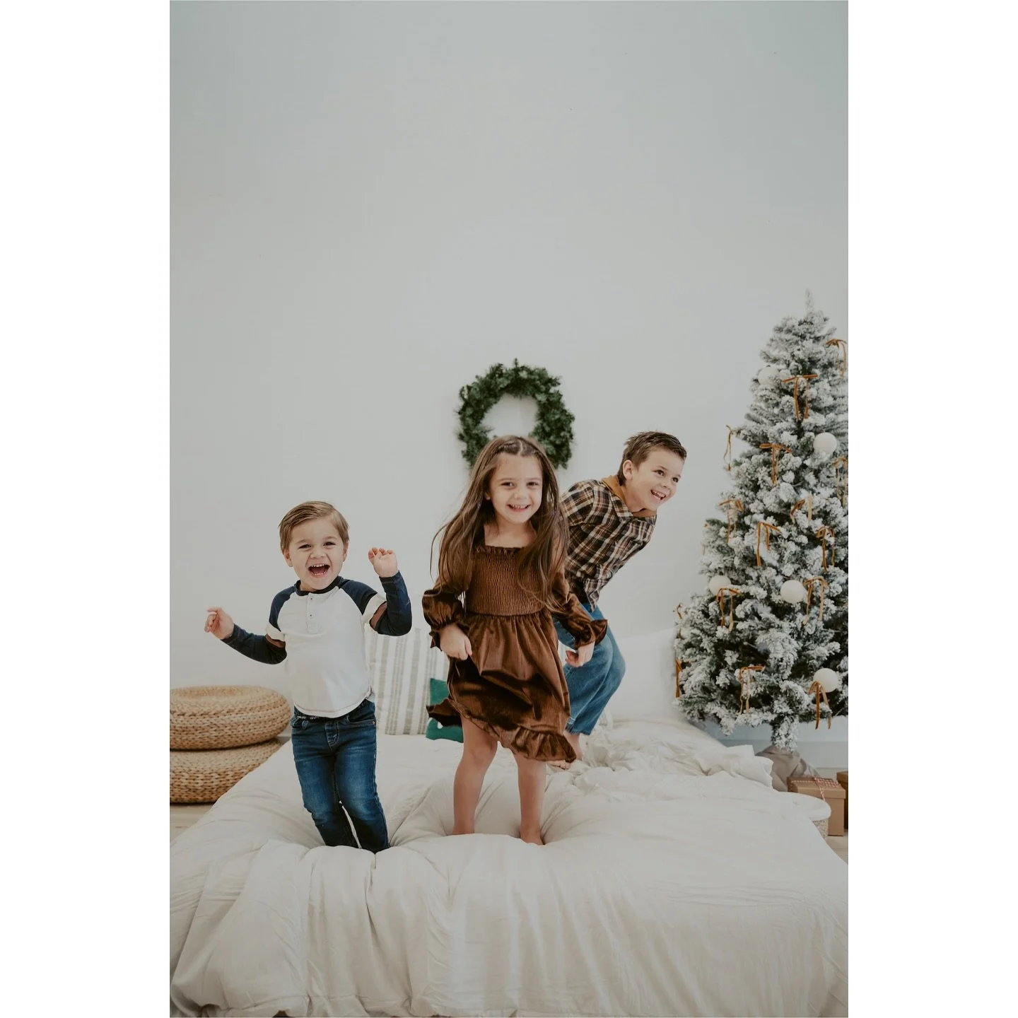 Since Halloween is officially over, is it too soon to start sharing some Christmas photos? 🎄

Here is a sneak peek of my studio minis last week. I had the pleasure of capturing this wonderful family! Stay tuned for more shots of this day 👀
.
.
.
.
