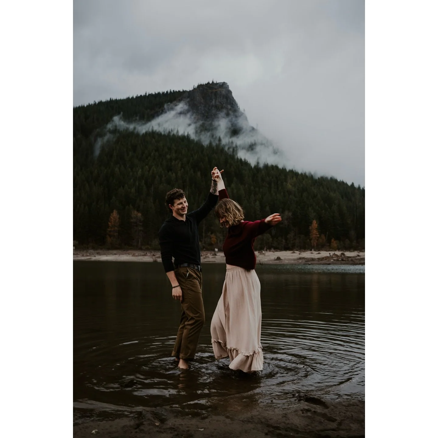 Prepare to be absolutely sick of me with how many photos of this couple I am going to be posting 🥹🥰
.
.
.
.
.
#seattle #seattlelife #seattleminisessions #seattlephotographer #seattlephotography #seattlecouplesphotography #washington #washingtonlife