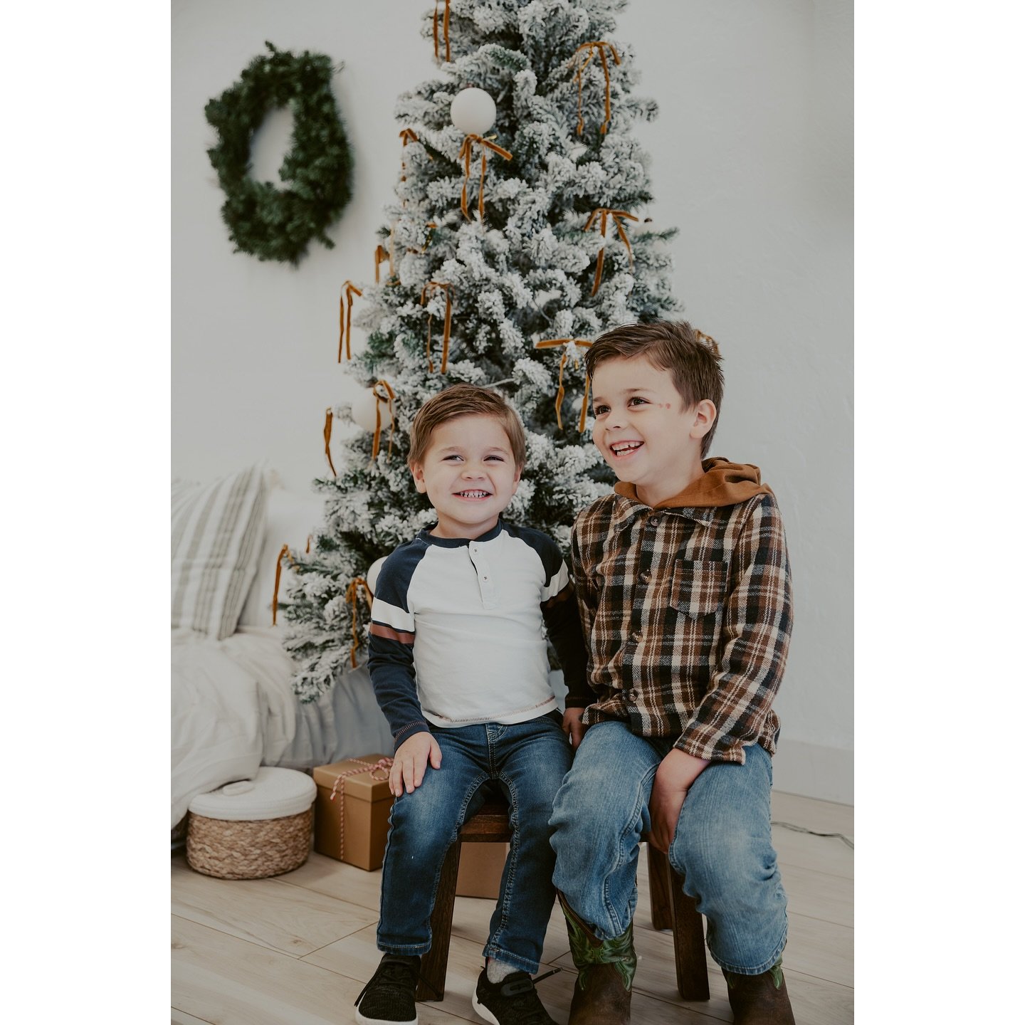 Tis the season for your feed to be filled with pictures of holiday photoshoots 🥰

I can&rsquo;t get enough of this adorable family who attended my holiday minis in Oregon. I can&rsquo;t wait for all of my holiday mini sessions this weekend and to me