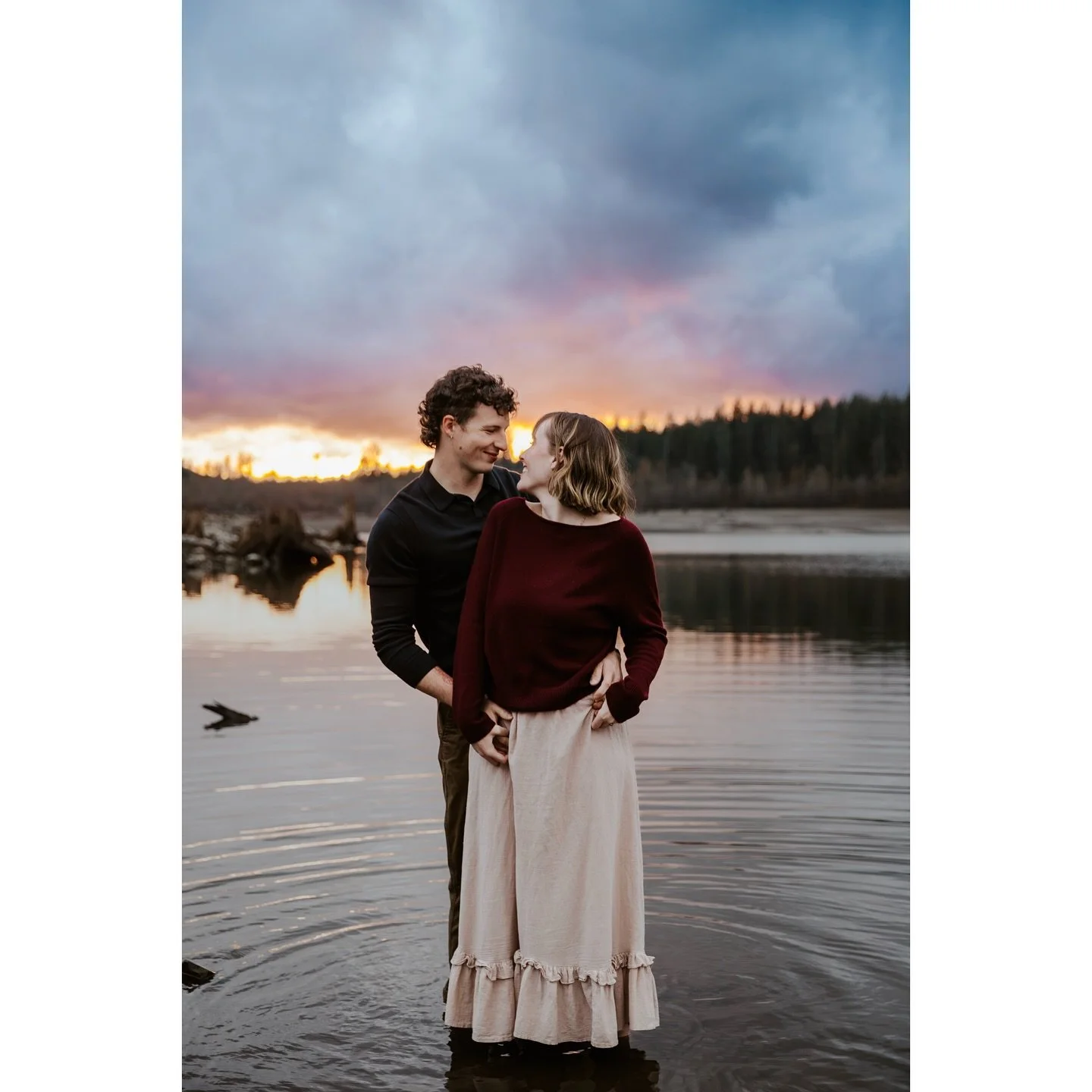 A dreamy golden hour engagement shoot I wish I could relive over and over again 🥹
.
.
.
.
.
#seattle #seattlelife #seattleminisessions #seattlephotographer #seattlephotography #seattleengagementphotographer #couplegoals #washington #washingtonlife #