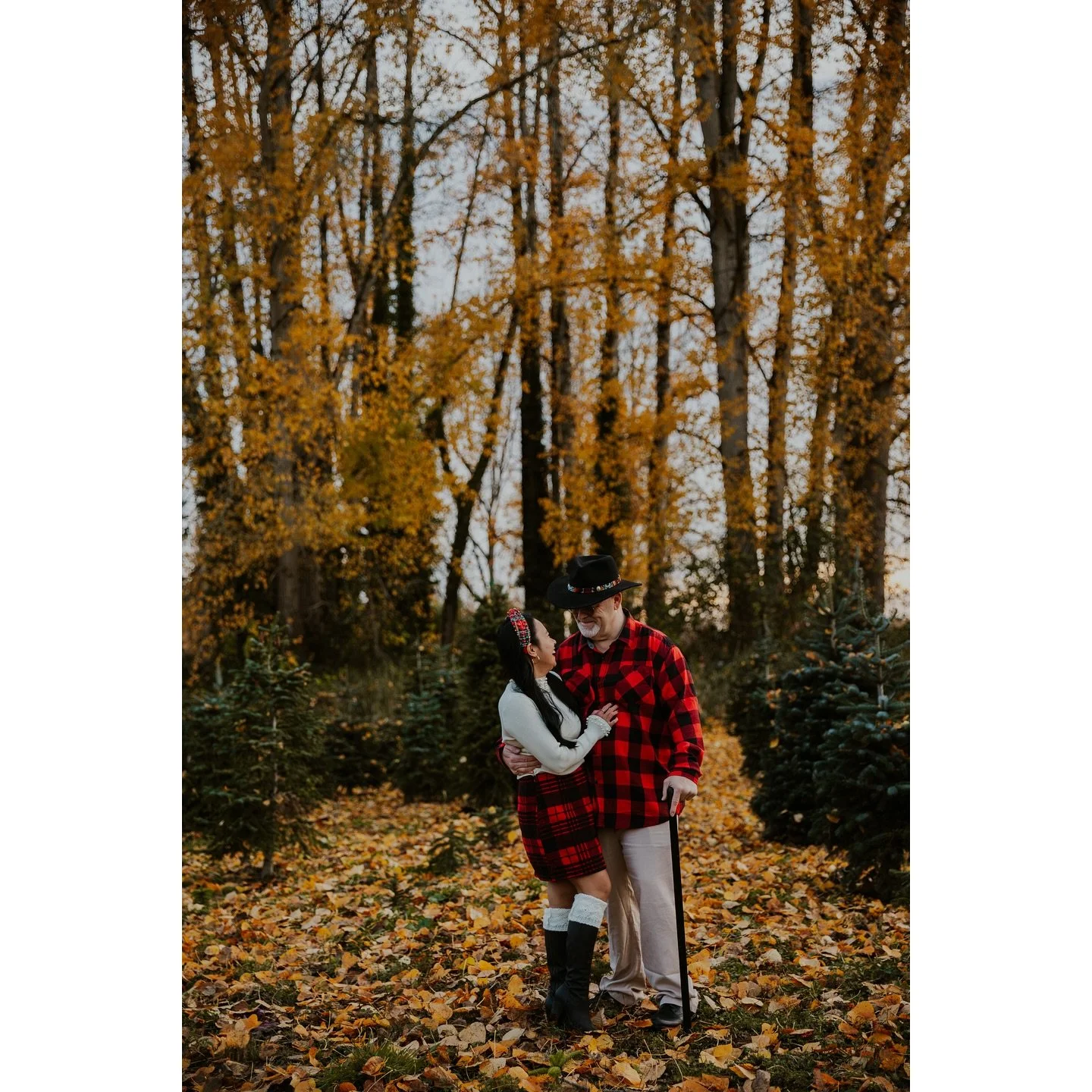 I never knew I needed a Fall x Christmas crossover photoshoot until now 🍂🌲
.
.
.
.
.
#seattle #seattlelife #seattlephotographer #seattlephotography #washington #washingtonlife #pnw #washingtonphotographer #washingtonfamilyphotographer #seattlefamil