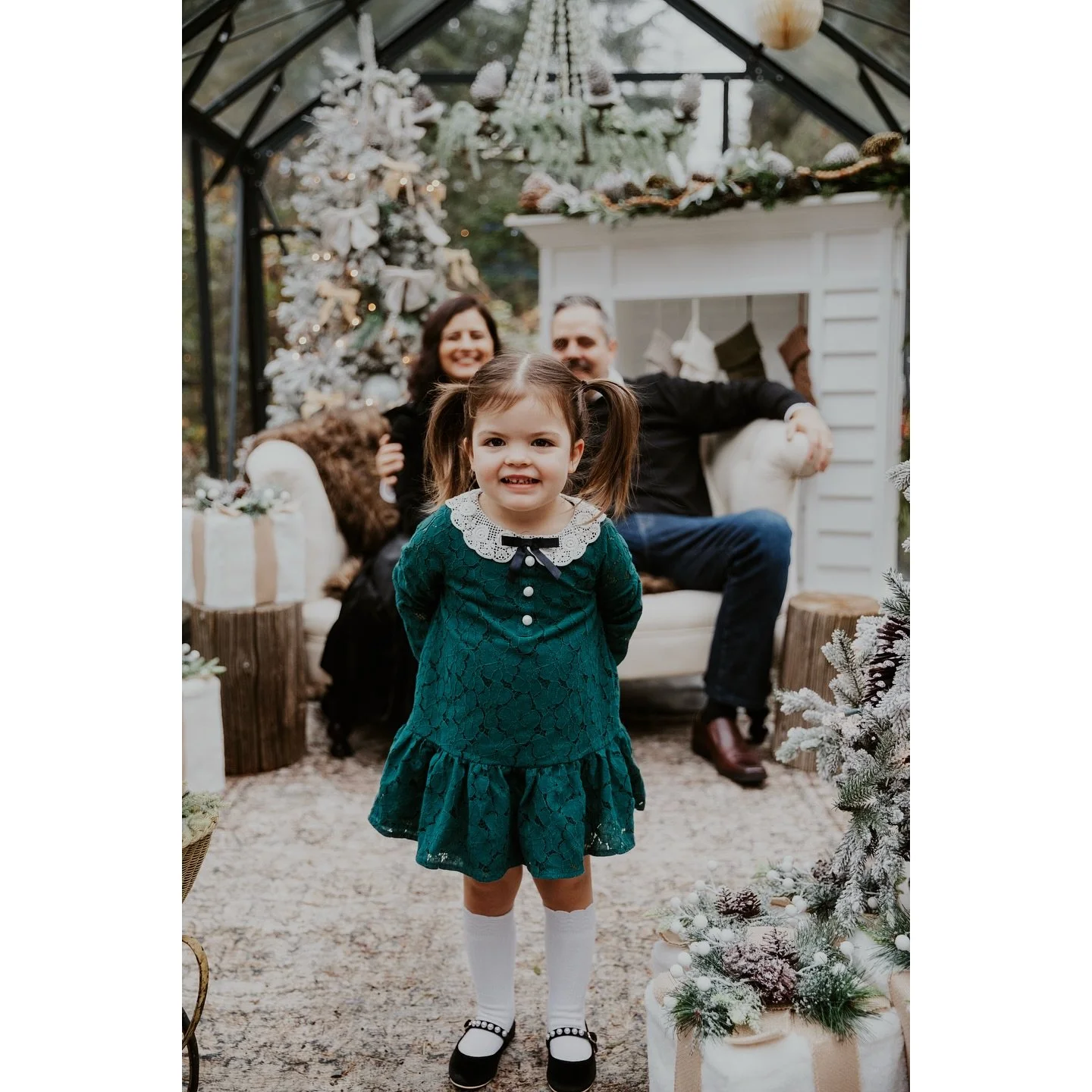 A sneak peek into this past weekend&rsquo;s Frosted Glass minis 👀

For all of you waiting patiently for your albums- they will be delivered in the next couple days! Keep an eye out in your email 😉
.
.
.
.
.
#seattle #seattlelife #seattlephotographe