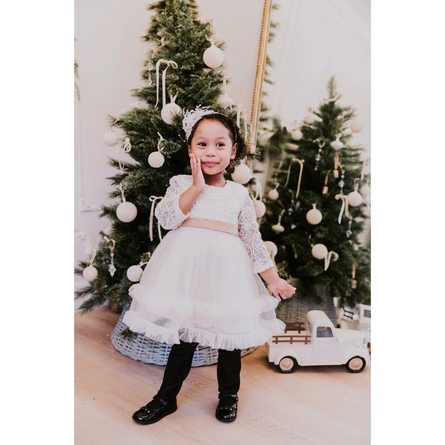 I had the pleasure of capturing 6 wonderful families this past weekend at my Winter Studio Minis. Thank you @studio.on.212th for hosting us - I will definitely be back! 🥰🎄
.
.
.
.
.
#seattle #seattlelife #seattlephotographer #seattlephotography #wa