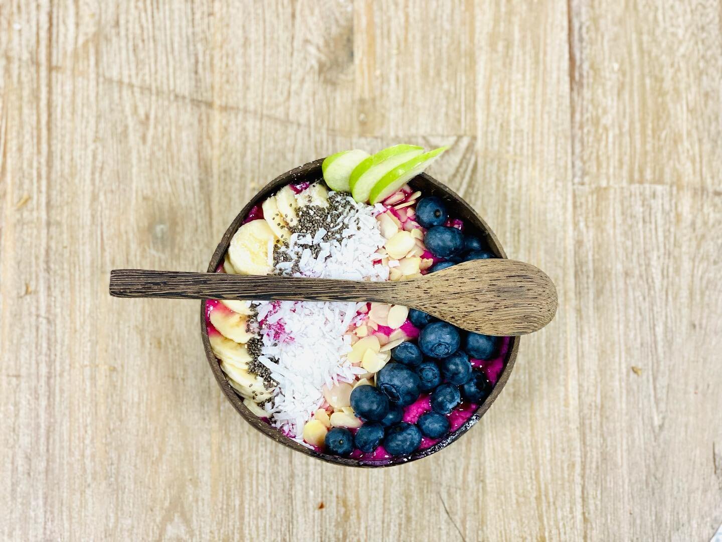 Our staff were experimenting this weekend&hellip; the Pink Dragon Bowl 🐉 plus we were gifted some local blueberries 🫐 yummm! 

#dragonbowl #smoothiebowl #ilukasummervibes #brunch #yyjeats #pinkpataya #dragonfruit