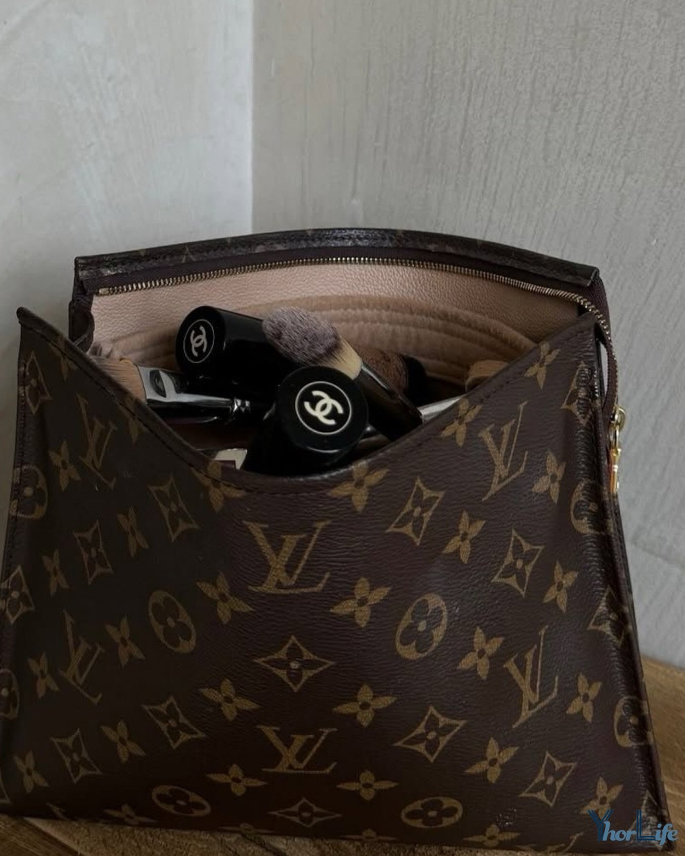 ℰ𝓈𝓈ℯ𝓃𝓉𝒾𝒶𝓁𝓈