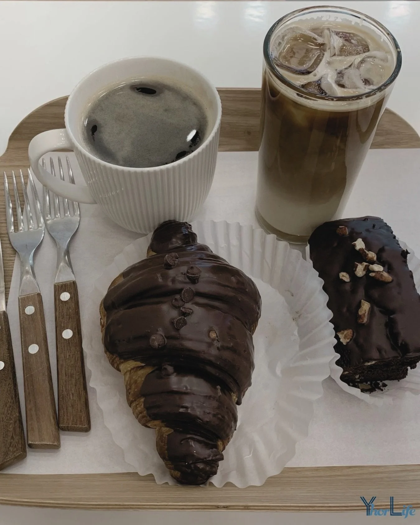 ☕️ +🍫 🥐 

.
#yhorlife #coffee