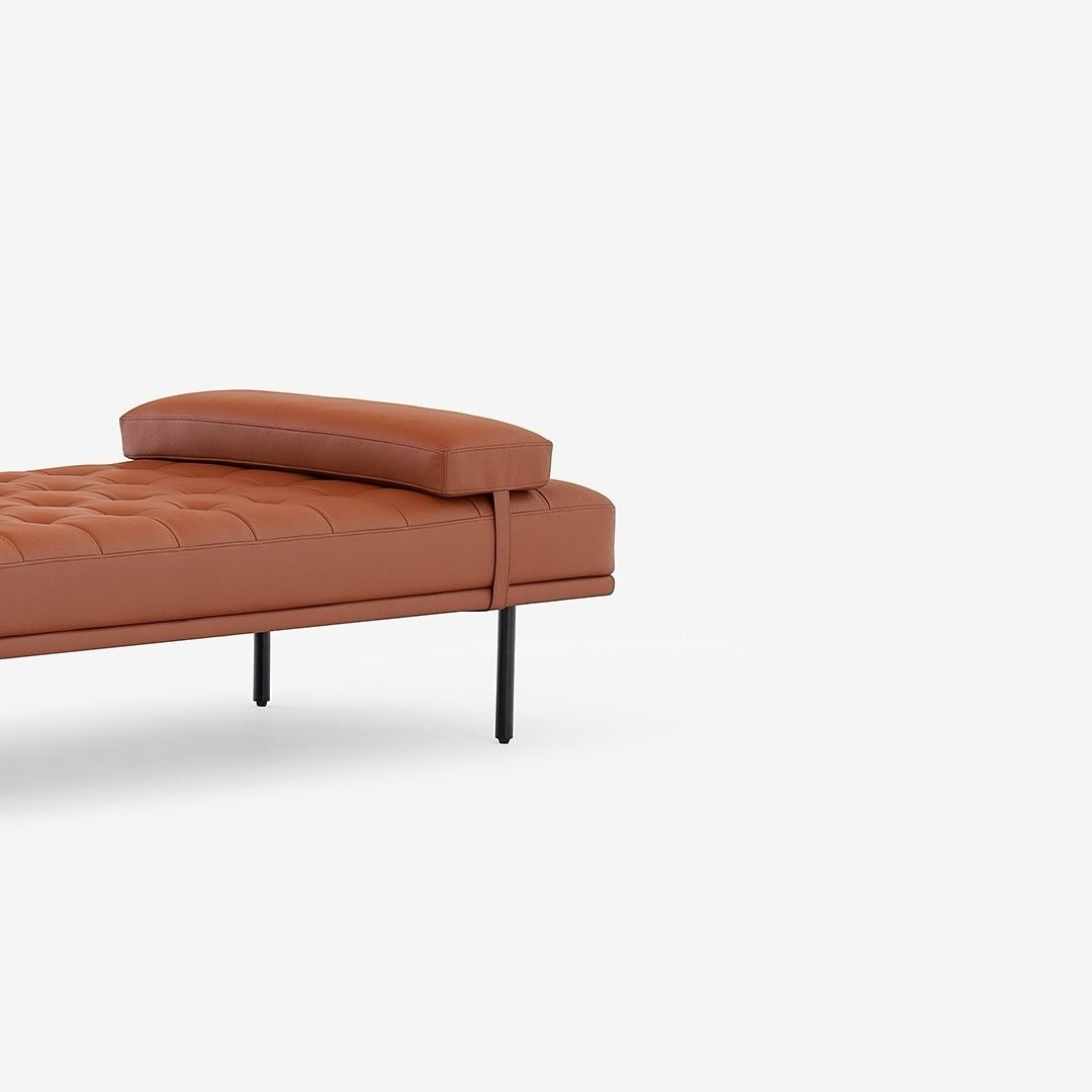 STRATOS - A timeless sofa available in various sizes, featuring slim armrests and a soft backrest for optimal comfort and lasting quality. Its compact dimensions and contemporary minimalist design make it perfect for both private and public spaces.
⠀