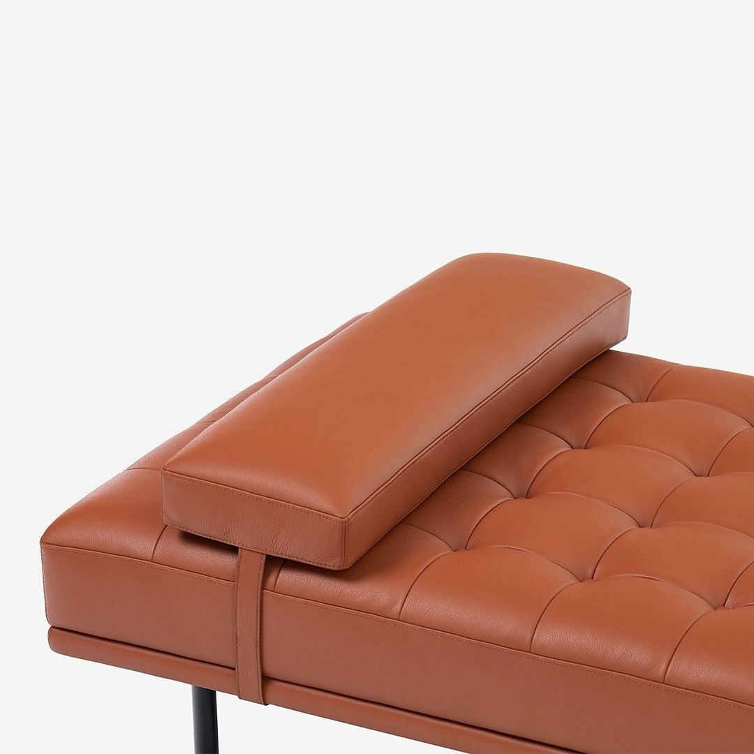 STRATOS - A timeless sofa available in various sizes, featuring slim armrests and a soft backrest for optimal comfort and lasting quality. Its compact dimensions and contemporary minimalist design make it perfect for both private and public spaces.
⠀