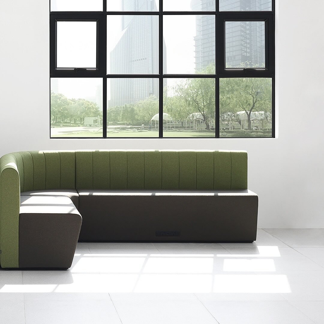 Paperclip shell - A reinterpretation of Paperclip, characterised by its shell-like stitching. The backrest, inspired by the paperclip shape, allows for various upholstery combinations and power integration. This collection adapts to a wide range of c