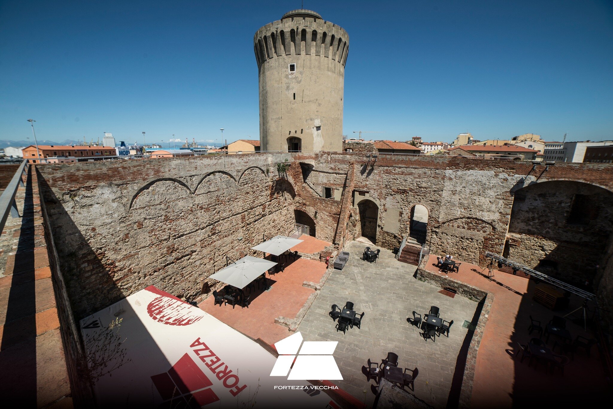 Fortezza Vecchia &bull; Stagione Estiva 2023

La quadratura ai piedi del Mastio di Matilde &egrave; il cuore centrale del bar e della Fortezza Vecchia, la cultura e la storia ci circondano in questo posto incredibile, assicurati ogni tanto di passare