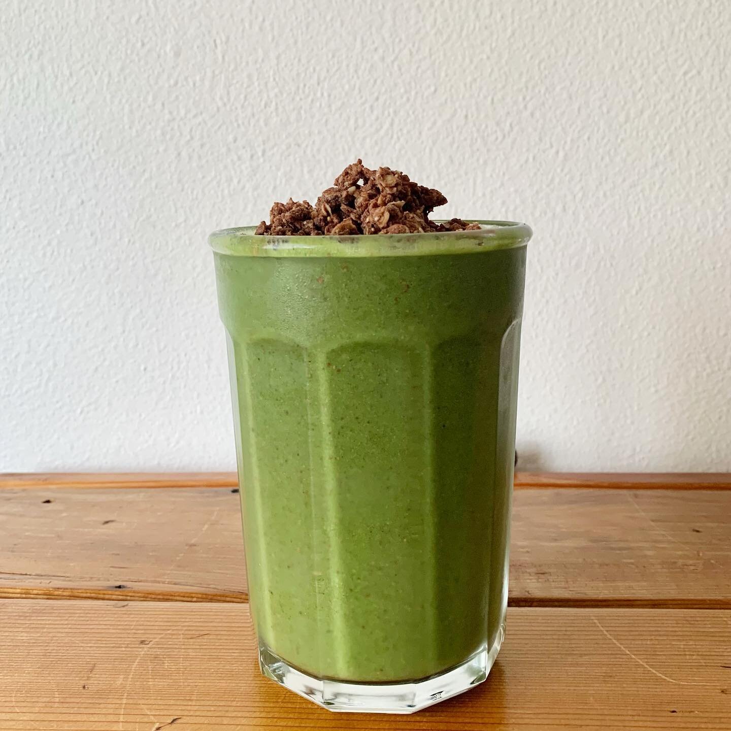 OKAY &mdash; This digestion supportive Chocolate mint smoothie is what your life has been missing!
⠀
Inspired by my fave local smoothie joint @fitbarcafe 
⠀
The dEATS:
&bull; Coconut water
&bull; Vanilla digestion support protein @nuzest_usa @lilsipp