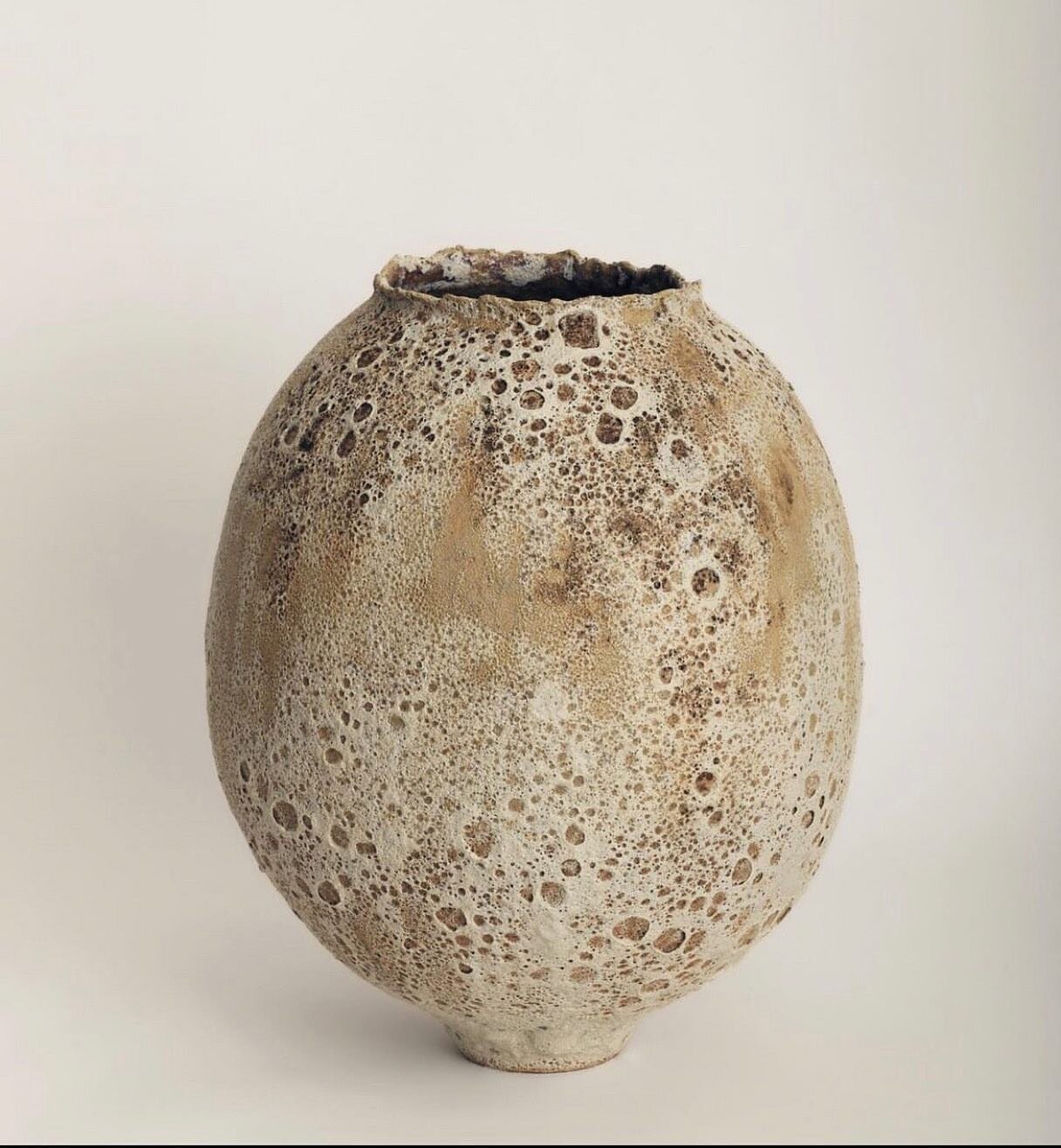Monday inspiration by @dhaene_studio 
.
.
.
#inalcovadaily
.
.
.
#clay #pottery #naturalmaterials #ceramics #artesanal #Mediterranean #mallorca #majorca #naturaltouches #quietluxury #interiorismo #ceramica #inalcova #warmtones #minimalism #sofminimal