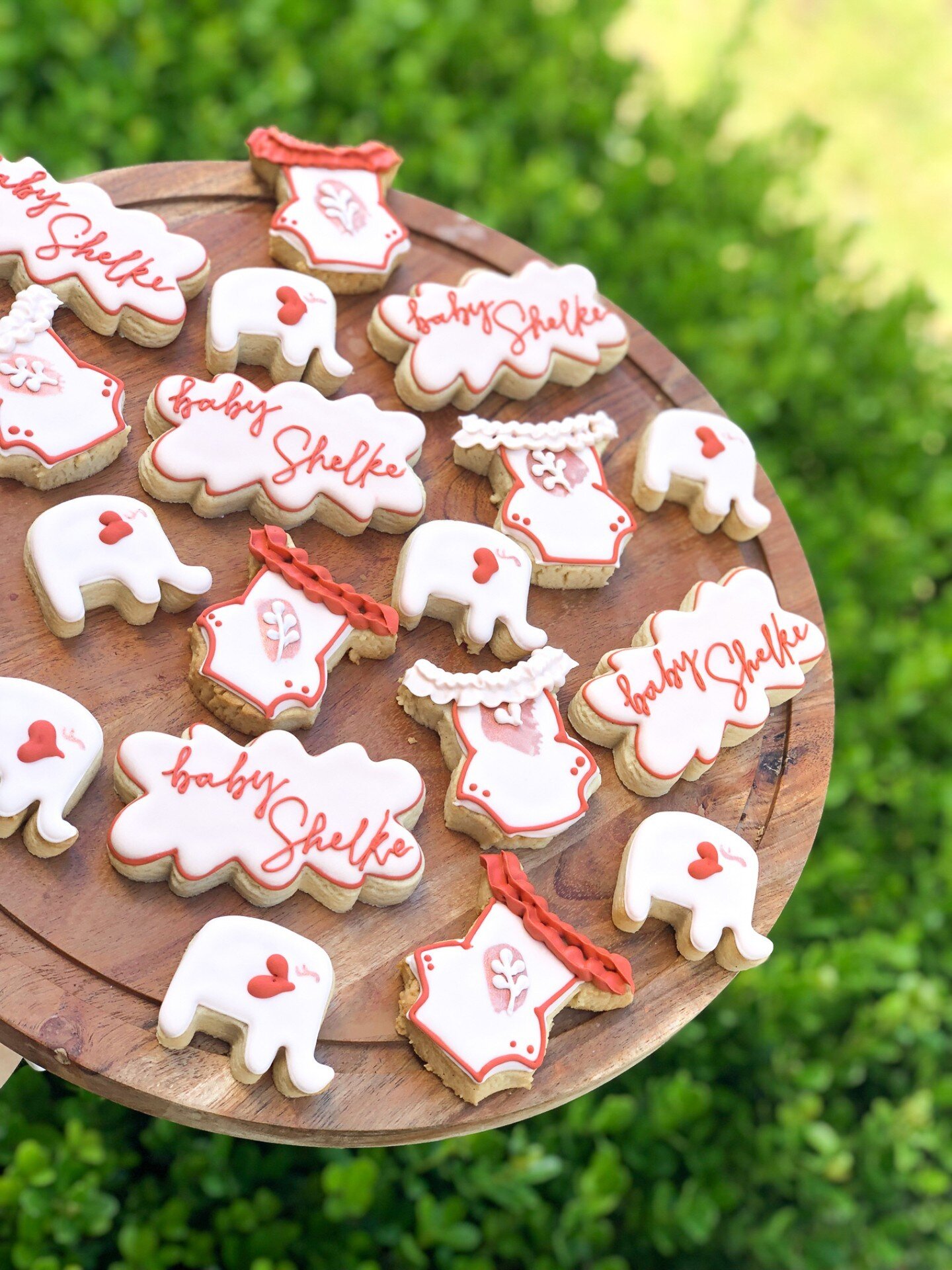 Burnt Orange and Rose Gold is a winner!

#cookieartist #cookieart #cookiesofsydney #royalicingcookies #sydney #sydneycakes #sydneyevents #cakesofsydney #sydneycookies ⁠
#sweetsbysas #parramatta #westernsydney⁠
#parramattaeats #foodphotography #sydney