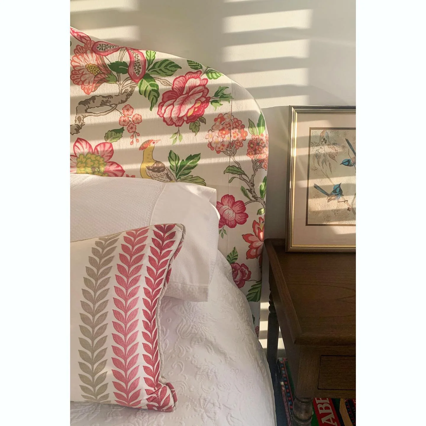 A busy yet rewarding day with a couple of lovely little projects starting to come together. 

Blush pink lamps and green geometric print cushions are still to come in this pretty guest bedroom for @nanettecarroll, although her existing cushions match