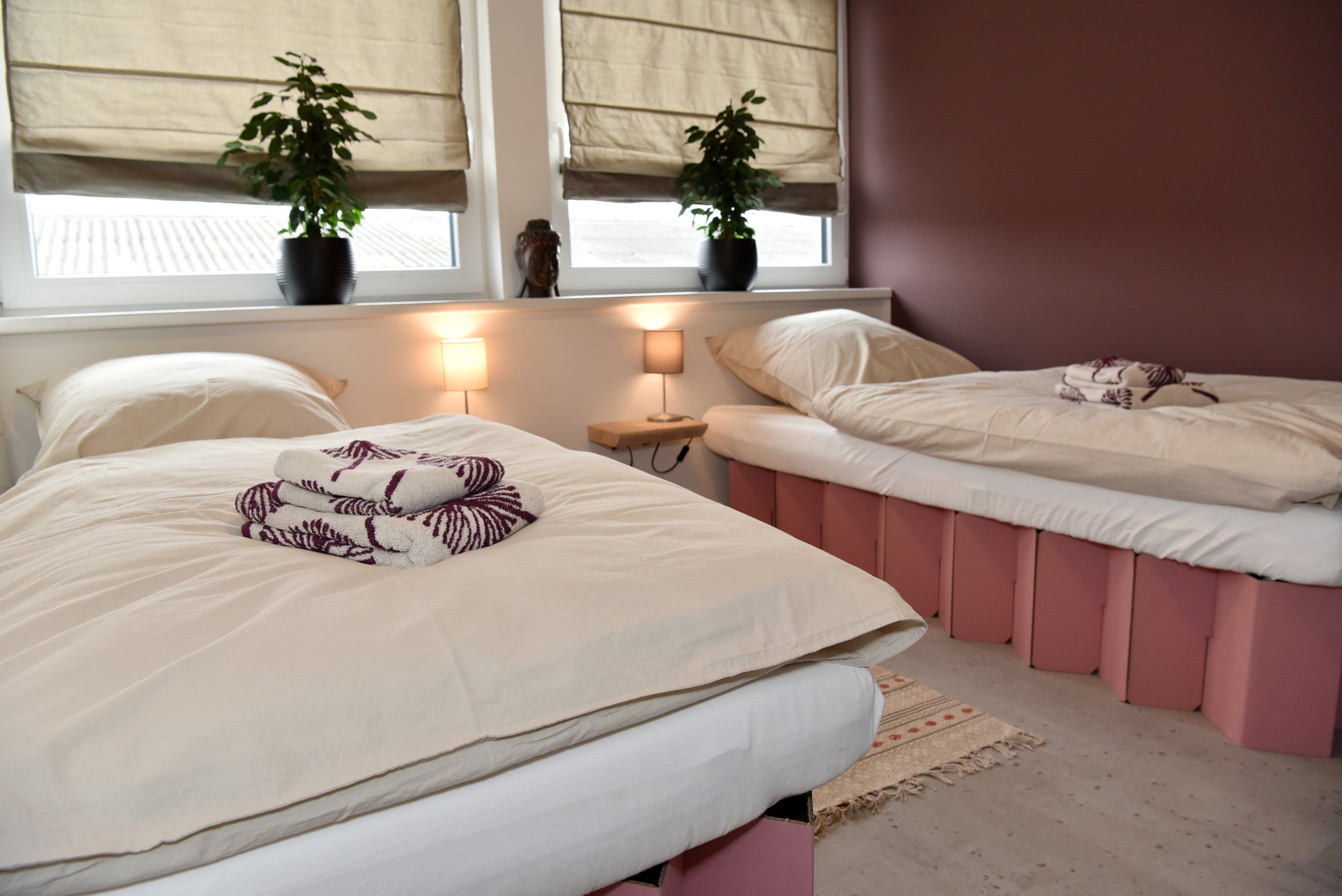 Sitaram Yoga Retreat Schlafzimmer rot 006.jpeg
