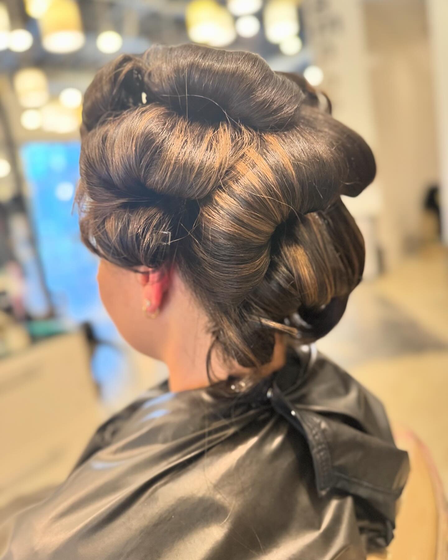 @curllece putting in the work to make sure your style stays no matter what 💪 scroll to see the finished look
&bull;
&bull;
&bull;
#curlyhair #olaplex #olaplextreatment #indystylist #carmelstylist #blowout #curlyhairstyles #curlystylist #alltexturesw