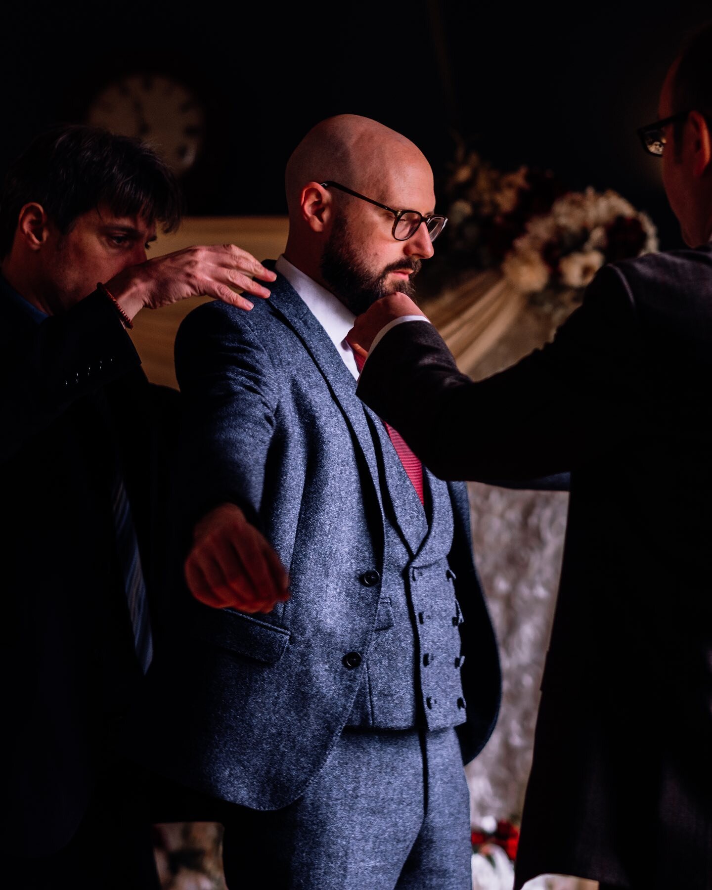 Groomsmen&hellip; ASSEMBLE! 
-
While you&rsquo;ll often hear about how wonderful bridal prep is on the morning of a wedding (and it most definitely is!), I assure you, getting to hang with the boys is just as awesome!
-
This photograph was from a bea