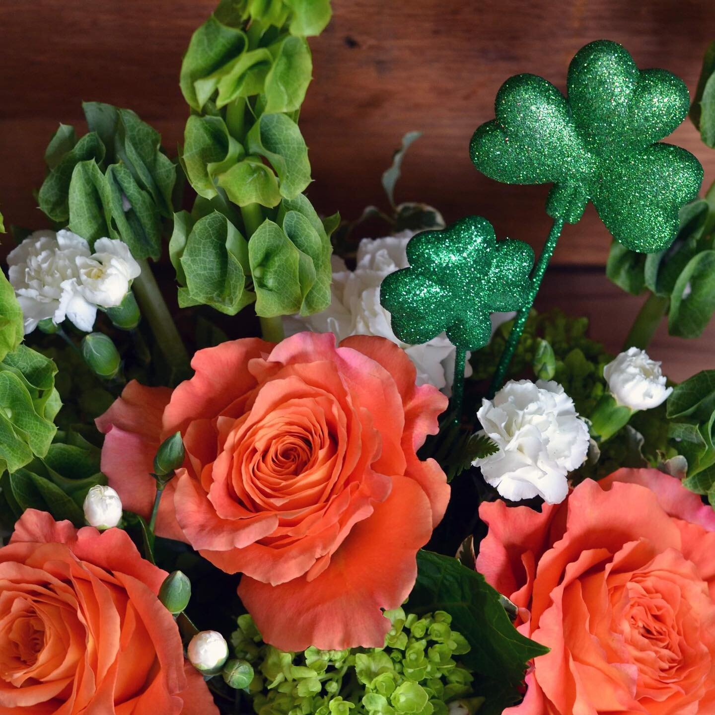 Our designers would like to wish you a year of good fortune and health. Send this beautiful bouquet to somebody special, in celebration of the Irish St. Patrick`s Day. This cottage box is filled with a medley of Ombre Free Spirit Garden Roses, lavish