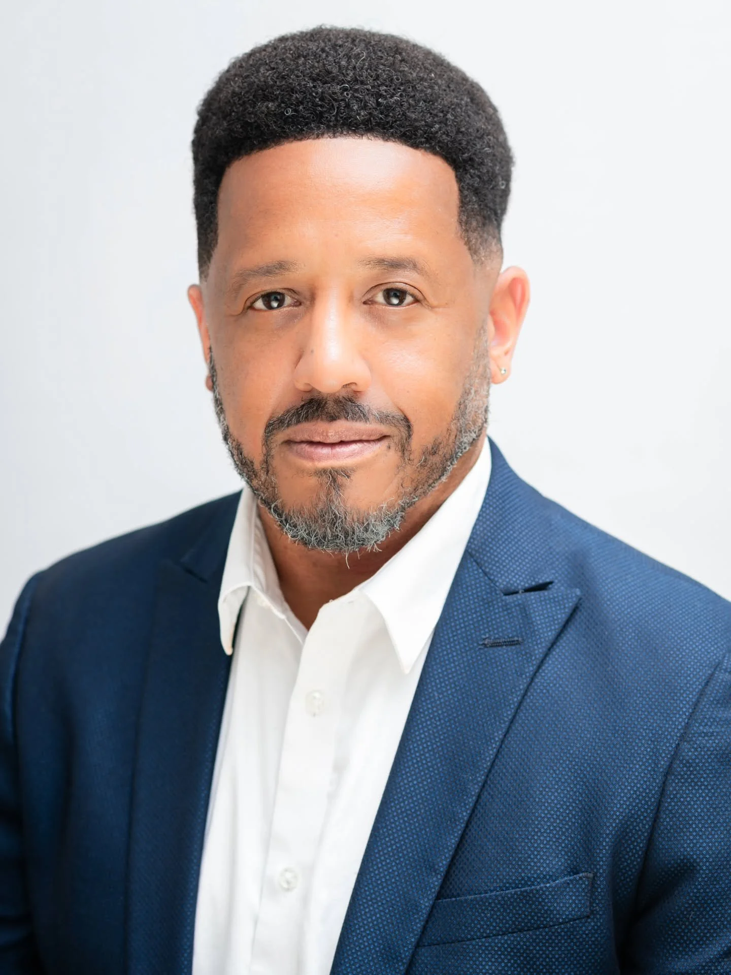 ✨ Never underestimate the power of a great headshot! Whether you're pitching, networking, or leveling up your brand, your image speaks before you do. I am grateful for my latest session with Charles Epps of Epps Consulting. Swipe through to see how c