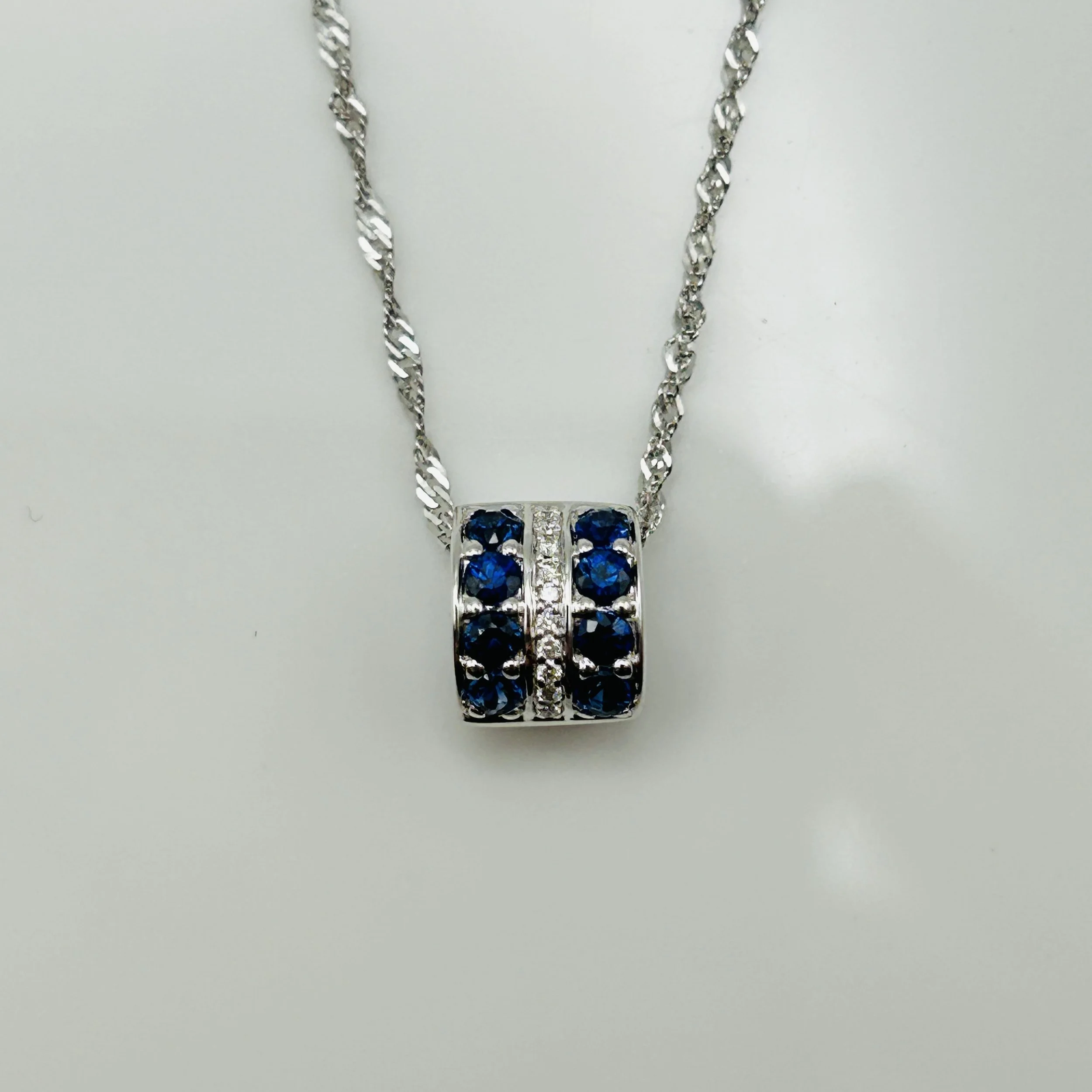 18 karat white gold Sapphire pendant with Diamonds - UPE19002 #1193