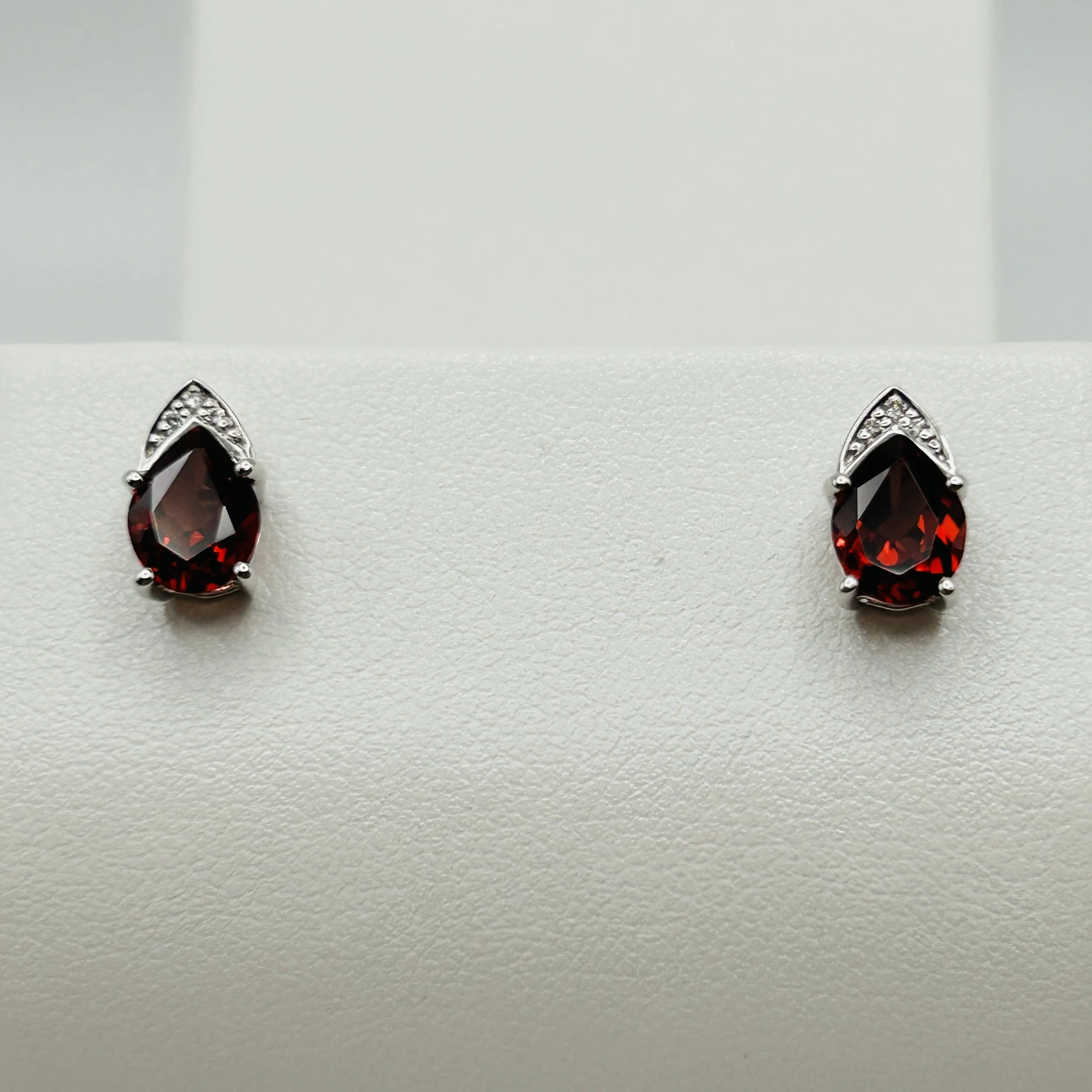 18 karat white gold Garnet pendant with Diamonds - UER19005-B #1201