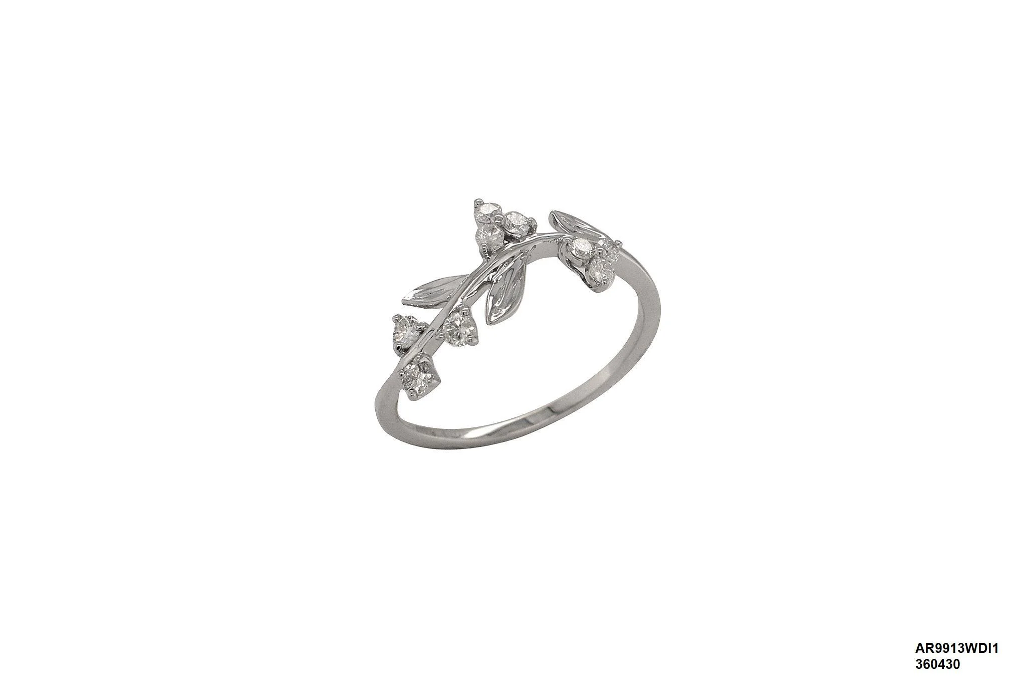 18 karat white gold flower Diamonds ring