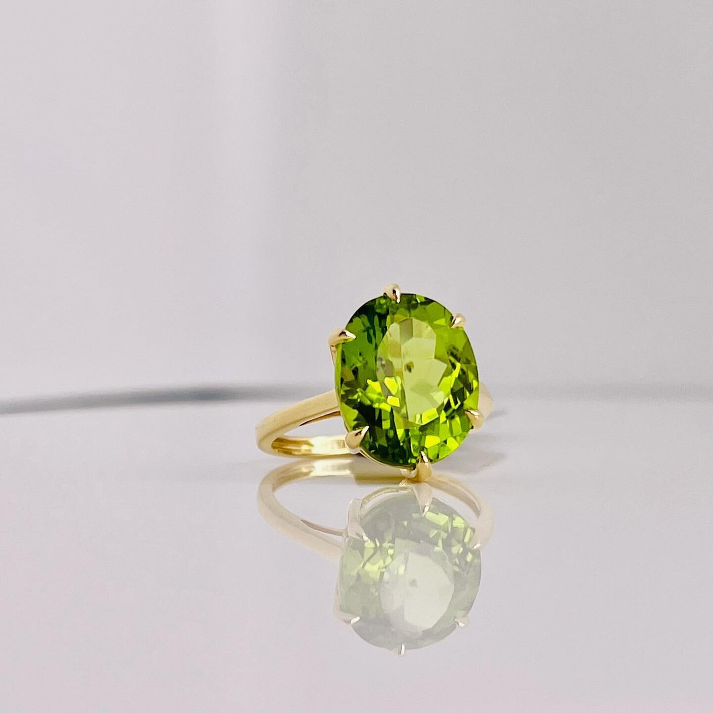 18 karat yellow gold Peridot ring 

Need more information?
Please message us.

#finejewel #gold #earring #ring #necklace #everyday
#18k #18kgold #18kwhitegold #18kyellowgold #whitegold #jewellery #jewelry #canadianmade #craftsman
#love #vyi #localbus