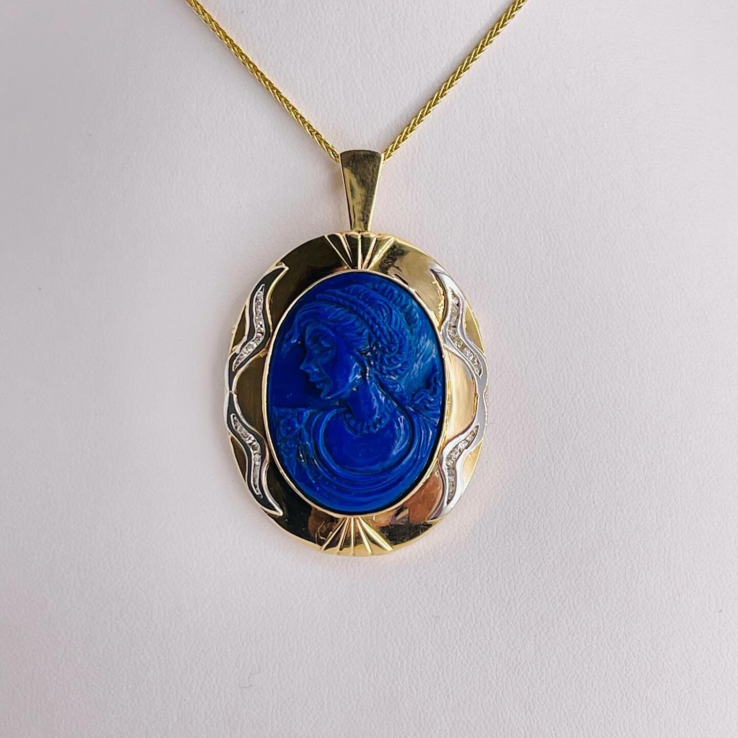 18 karat yellow gold Lapis Lazuli cameo pendant / brooch 

This pendant can also be use as a brooch!

Need more information?
Please message us.

#finejewel #gold #earring #ring #necklace #everyday
#14k #14kgold #14kwhitegold #whitegold  #jewellery #j